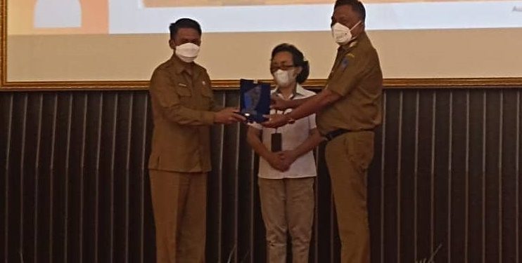 Kabupaten Bolaang Mongondow (Bolmong) meraih penghargaan terbaik pertama kategori kinerja pengelolaan Dana Alokasi Khusus Fisik (DAK) Tahun 2022 lingkup Provinsi Sulawei Utara (Sulut). Penghargaan tersebut diserahkan Gubernur Sulut Olly Dondokambey diterima Sekretaris Daerah Bolmong Tahliss Gallang bertempat di Gedung Keuangan Negara Kanwil Dirjen Perbendaharaan Propinsi Sulut Manado Kamis 15 Agustus 2022. Sekda Bolmong Tahlis Gallang mengaku bersyukur karena Kabupaten Bolmong mampu memenuhi kriteria dan persyaratan dalam mengelolah dana alokasi khusus (DAK). Tahlis menjelaskan, kriteria yang dinilai pada kategori pengelolaan DAK fisik antara lain ketepatan waktu penyampaian dokumen persyaratan pengajuan, kelengkapan dokumen yang disampaikan, serta presentase realisasi penyerapan DAK Fisik per tahapan. “Tentunya penghargaan tidak lepas dari kerjasama dari semua stacholder” kara Tahlis. Ia menambahkan,pencapaian tersebut dapat diraih atas arahan pimpinan serta kerjasama tim perangkat daerah. “Semoga dengan diraihnya penghargaan ini dapat memberi motivasi daerah khususnya Kabupaten Bolmong untuk bekerja lebih baik lagi demi kemajuan Kabupaten Bolmong dimasa yang akan datang,” katanya. Adapun kriteria penilaian penghargaan tersebut adalah yakni realisasi penyaluran dari RKUN ke RKUD, penyampaian laporan belanja DAK Fisik dari RKUD. Selain itu efektifitas atas penggunaan DAK Fisik yang telah dialokasikan, ketercapaian output atas pelaksanaan kegiatan DAK Fisik dan kepatuhan Pemda dalam percepatan penyampaian APBD serta jumlah kegiatan. (*)