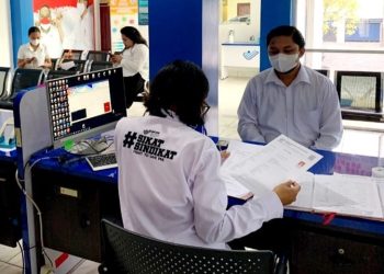 Badan Perlindungan Pekerja Migran Indonesia (BP2MI) Sulawesi Utara melakukan seleksi calon pekerja migran melalui program G to G  ke Jerman. Seleksi wawancara itu dilaksanakan mulai Rabu hingga Kamis yang diikuti 18 peserta. Kepala Balai BP2MI Sulut Hendra Makalalag mengatakan, proses wawancara ini bagi para calon pekerja yang sudah lulus verifikasi dokumen. Wawancara dilakukan secara online untuk mencari calon pekerja terbaik yang nantinya akan ditempatkan untuk bekerja sebagai perawat di Jerman. “Wawancara dilakukan langsung oleh Bundesagentur fuer Arbeit (BA) atau badan ketenagakerjaan  Jerman,” kata Hendra menjelaskan. Pad proses seleksi, Bundesagentur fuer Arbeit turun langsung untuk menyeleksi semua calon pekerja. Hal ini dilakukan agar mereka yang dipilih benar-benar siap dan memenuhi syarat. Menurut Hendra program G to G Jerman ini adalah yang kedua kalinya diselenggarakan oleh BP2MI Sulut. “Ini adalah tahun kedua BP2MI mengadakan program G to G Jerman dan setiap tahun, peminatnya selalu membludak. Tahun lalu dari Sulut hanya 4 orang yang melamar tapi tahun ini ada 18 orang. Alhamdulilah semuanya lolos verifikasi dokumen jadi dua hari ini mereka semua hadir untuk wawancara dengan Bundesagentur fuer Arbeit Jerman. Saya sangat berharap semua diterima diprogram ini karena peluang kerja ke Jerman langka dan fasilitas yang ditawarkan juga sangat menggiurkan,” katanya. Ia berencana taun depan, BP2MI Sulut akan membuka program G to G ke Jerman.  Sehingga para calon pekerja asal Sulut bisa bertambah dan bisa diterima untuk bekerja di Jerman, tandasnya. (*)