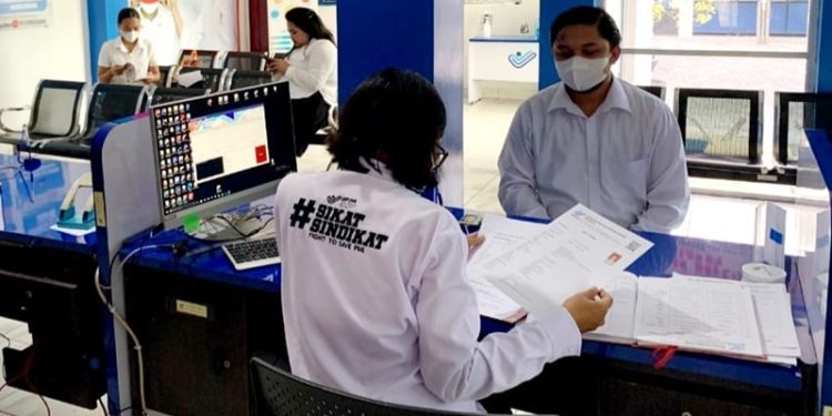 Badan Perlindungan Pekerja Migran Indonesia (BP2MI) Sulawesi Utara melakukan seleksi calon pekerja migran melalui program G to G ke Jerman. Seleksi wawancara itu dilaksanakan mulai Rabu hingga Kamis yang diikuti 18 peserta. Kepala Balai BP2MI Sulut Hendra Makalalag mengatakan, proses wawancara ini bagi para calon pekerja yang sudah lulus verifikasi dokumen. Wawancara dilakukan secara online untuk mencari calon pekerja terbaik yang nantinya akan ditempatkan untuk bekerja sebagai perawat di Jerman. “Wawancara dilakukan langsung oleh Bundesagentur fuer Arbeit (BA) atau badan ketenagakerjaan Jerman,” kata Hendra menjelaskan. Pad proses seleksi, Bundesagentur fuer Arbeit turun langsung untuk menyeleksi semua calon pekerja. Hal ini dilakukan agar mereka yang dipilih benar-benar siap dan memenuhi syarat. Menurut Hendra program G to G Jerman ini adalah yang kedua kalinya diselenggarakan oleh BP2MI Sulut. “Ini adalah tahun kedua BP2MI mengadakan program G to G Jerman dan setiap tahun, peminatnya selalu membludak. Tahun lalu dari Sulut hanya 4 orang yang melamar tapi tahun ini ada 18 orang. Alhamdulilah semuanya lolos verifikasi dokumen jadi dua hari ini mereka semua hadir untuk wawancara dengan Bundesagentur fuer Arbeit Jerman. Saya sangat berharap semua diterima diprogram ini karena peluang kerja ke Jerman langka dan fasilitas yang ditawarkan juga sangat menggiurkan,” katanya. Ia berencana taun depan, BP2MI Sulut akan membuka program G to G ke Jerman. Sehingga para calon pekerja asal Sulut bisa bertambah dan bisa diterima untuk bekerja di Jerman, tandasnya. (*)