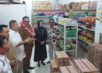 Gedung Badan Usaha Milik Desa (Bumdes) Mart Mangimbali di Desa Mariri Baru Kecamatan Poigar diresmikan Penjabat Bupati Bolaang Mongondow (Bolmong)  Limi Mokodompit Senin 8 Agustus 2022. Peresmian Bumdes itu turut dihadiri anggota DPRD Bolmong Tety Kadi Mamonto, Asisten I Decker Rompas, Staf Ahli Guberbur Firasat Mokodompit, Staf Ahli Gubernur Husen Tuahanus, Camat Poigar Ervina Sumenda, serta beberapa kepala OPD di Lingkungan Pemkab Bolmong. Limi menyampaikan selamat dan memberikan apresiasi dibangunnya gedung Bumdes tersebut. Berdasarkan peraturan pemerintah nomor 11 tahun 2021 tentang Bumdes, Limi mengatakan tujuan dari Bumdes untuk menjalankan usaha, memanfaatkan asset, mengembangkan investasi dan produktifitas, serta menyediakan pelayanan dan jenis usaha lainnya untuk kesejahteraan masyarakat desa. “Pendirian Bumdes didasarkan pada kebutuhan dan potensi desa, sebagai upaya pemerintah desa untuk meningkatkan kesejahteraan masyarakat,” katanya. Limi mengungkapkan, pendirian Bumdes menjadi penting dan strategis karena bertujuan untuk memeratakan kesejahteraan di bidang perekonomian desa. Selain itu dapat mendatangkan bagi pendapatan asli desa dan pengelolaan potensi desa sesuai dengan kebutuhan masyarakat desa itu sendiri. Menurutnya, desa merupakan ujung tombak dan parameter pembangunan nasional, baik tingkat provinsi maupun tingkat kabupaten termasuk di Kabupaten Bolmong. “Pemerintah terus berupaya dan berperan aktif dan mendorong untuk memajukan desa melalui alokasi dana desa. Pemerintah akan mendukung adanya Bumdes di setiap desa agar lebih maju,” tandasnya. (*)