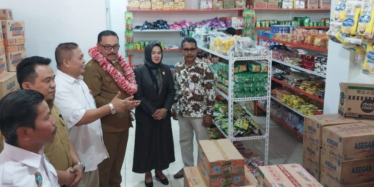Gedung Badan Usaha Milik Desa (Bumdes) Mart Mangimbali di Desa Mariri Baru Kecamatan Poigar diresmikan Penjabat Bupati Bolaang Mongondow (Bolmong)  Limi Mokodompit Senin 8 Agustus 2022. Peresmian Bumdes itu turut dihadiri anggota DPRD Bolmong Tety Kadi Mamonto, Asisten I Decker Rompas, Staf Ahli Guberbur Firasat Mokodompit, Staf Ahli Gubernur Husen Tuahanus, Camat Poigar Ervina Sumenda, serta beberapa kepala OPD di Lingkungan Pemkab Bolmong. Limi menyampaikan selamat dan memberikan apresiasi dibangunnya gedung Bumdes tersebut. Berdasarkan peraturan pemerintah nomor 11 tahun 2021 tentang Bumdes, Limi mengatakan tujuan dari Bumdes untuk menjalankan usaha, memanfaatkan asset, mengembangkan investasi dan produktifitas, serta menyediakan pelayanan dan jenis usaha lainnya untuk kesejahteraan masyarakat desa. “Pendirian Bumdes didasarkan pada kebutuhan dan potensi desa, sebagai upaya pemerintah desa untuk meningkatkan kesejahteraan masyarakat,” katanya. Limi mengungkapkan, pendirian Bumdes menjadi penting dan strategis karena bertujuan untuk memeratakan kesejahteraan di bidang perekonomian desa. Selain itu dapat mendatangkan bagi pendapatan asli desa dan pengelolaan potensi desa sesuai dengan kebutuhan masyarakat desa itu sendiri. Menurutnya, desa merupakan ujung tombak dan parameter pembangunan nasional, baik tingkat provinsi maupun tingkat kabupaten termasuk di Kabupaten Bolmong. “Pemerintah terus berupaya dan berperan aktif dan mendorong untuk memajukan desa melalui alokasi dana desa. Pemerintah akan mendukung adanya Bumdes di setiap desa agar lebih maju,” tandasnya. (*)