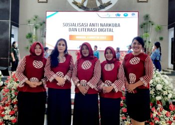 TP-PKK Kabupaten Bolaang Mongondow (Bolmong) dibawa pimpinan Iryanti Suleha Mokodompit Uswanas, mengikuti sosialisasi Anti Narkoba dan Literasi Digital untuk Siswa/Siswi SMA/SLTA, Mahasiswa dan Masyarakat Sulut. Sosialisasi tersebut diprakarsasi  Organisasi Aksi Solidaritas Era Kabinet Indonesia Maju (OASE KIM) atas kolaborasi antara OASE KIM bersama Tim Penggerak PKK, Kementerian Kominfo, Badan Narkotika Nasional dan Pemprov Sulut. Sosialisasi tersebut, dibuka Wakil Gubernur Sulut Steven Kandouw. Menurut Wakil Gubernur Sulut Stven Kandouw, penyalahgunaan Narkoba harus diberantas dengan penanganan holistik atau berhubungan dengan sistem keseluruhan yang mampu melibatkan semua komponen masyarakat. “Tidak hanya menjangkau penggunanya saja tapi mampu memberantas narkoba hingga ke bandarnya,” kata Wakil Gubernur Sulut Steven Kandouw Kamis 4 Agustus 2022. Penanganan dan antisipasi terhadap Narkoba katanya, perlu tindakan serius, termasuk adanya keterlibatan dan kerjasama seluruh komponen masyarakat. Ia menegaskan, peredaran Narkoba sudah melibatkan jaringan sindikat yang begitu luas, begitu masif. Untuk itu, tidak ada jalan lain harus kita lawan dengan hal-hal yang massif dan terstruktur seperti ini. Selain itu, Ia mengungkapkan di era seperti ini, sudah dituntut menjadi kemampuan kita semua, seluruh komponen masyarakat harus melek dengan digital. Sekretaris TP-PKK Provinsi Sulut dr. Kartika Devi Kandouw-Tanos dalam laporannya mengatakan, tujuan kegiatan ini untuk mengedukasi tentang bahaya narkoba. Salah satunya dengan memperoleh dan memperluas informasi secara cepat dan terkini, memperkaya keterampilan, memperluas jaringan, belajar lebih cepat dan efisien. OASE KIM merupakan organisasi khusus gagasan Ibu Negara Hj Iriana Joko Widodo dan Ibu Wakil Presiden Hj Wury Estu Ma’ruf Amin serta disepakati oleh para istri Menteri Kabinet Indonesia Maju untuk turut mendukung dan berperan dalam mensukseskan program Kabinet Indonesia Maju. Kegiatan organisasi ini difokuskan pada kegiatan-kegiatan yang mendukung dan mendorong perubahan Indonesia sesuai dengan program pembangunan Nawacita dan Revolusi Mental. Keua Umum OASE KIM, Tri Tito Karnavian mengungkapkan, alasan diangkatnya tema sosialisasi anti narkoba dan literasi digital adalah narkoba saat ini sudah menjadi bencana nasional karena sudah mencapai level yang paling menghawatirkan pada tingkat anak-anak muda. Bahkan juga didapati pada anak-anak di tingkat Sekolah Dasar. “Kita juga di sini membuat literasi digital, dimana ini penting karena kita juga tahu bersama bahwa teknologi informasi sudah menjadi kebutuhan kita sebagai manusia. Dimana setiap orang umumnya sudah mempunyai gadget atau alat informasi. Ini menjadi sasaran yang paling sering dicari oleh para pengedar narkoba dikarenakan mereka sangat rentan dan mudah untuk diajak menggunakan narkoba,” ungkap Tri Tito Karnavian. (*)