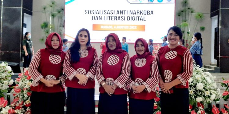 TP-PKK Kabupaten Bolaang Mongondow (Bolmong) dibawa pimpinan Iryanti Suleha Mokodompit Uswanas, mengikuti sosialisasi Anti Narkoba dan Literasi Digital untuk Siswa/Siswi SMA/SLTA, Mahasiswa dan Masyarakat Sulut. Sosialisasi tersebut diprakarsasi  Organisasi Aksi Solidaritas Era Kabinet Indonesia Maju (OASE KIM) atas kolaborasi antara OASE KIM bersama Tim Penggerak PKK, Kementerian Kominfo, Badan Narkotika Nasional dan Pemprov Sulut. Sosialisasi tersebut, dibuka Wakil Gubernur Sulut Steven Kandouw. Menurut Wakil Gubernur Sulut Stven Kandouw, penyalahgunaan Narkoba harus diberantas dengan penanganan holistik atau berhubungan dengan sistem keseluruhan yang mampu melibatkan semua komponen masyarakat. “Tidak hanya menjangkau penggunanya saja tapi mampu memberantas narkoba hingga ke bandarnya,” kata Wakil Gubernur Sulut Steven Kandouw Kamis 4 Agustus 2022. Penanganan dan antisipasi terhadap Narkoba katanya, perlu tindakan serius, termasuk adanya keterlibatan dan kerjasama seluruh komponen masyarakat. Ia menegaskan, peredaran Narkoba sudah melibatkan jaringan sindikat yang begitu luas, begitu masif. Untuk itu, tidak ada jalan lain harus kita lawan dengan hal-hal yang massif dan terstruktur seperti ini. Selain itu, Ia mengungkapkan di era seperti ini, sudah dituntut menjadi kemampuan kita semua, seluruh komponen masyarakat harus melek dengan digital. Sekretaris TP-PKK Provinsi Sulut dr. Kartika Devi Kandouw-Tanos dalam laporannya mengatakan, tujuan kegiatan ini untuk mengedukasi tentang bahaya narkoba. Salah satunya dengan memperoleh dan memperluas informasi secara cepat dan terkini, memperkaya keterampilan, memperluas jaringan, belajar lebih cepat dan efisien. OASE KIM merupakan organisasi khusus gagasan Ibu Negara Hj Iriana Joko Widodo dan Ibu Wakil Presiden Hj Wury Estu Ma’ruf Amin serta disepakati oleh para istri Menteri Kabinet Indonesia Maju untuk turut mendukung dan berperan dalam mensukseskan program Kabinet Indonesia Maju. Kegiatan organisasi ini difokuskan pada kegiatan-kegiatan yang mendukung dan mendorong perubahan Indonesia sesuai dengan program pembangunan Nawacita dan Revolusi Mental. Keua Umum OASE KIM, Tri Tito Karnavian mengungkapkan, alasan diangkatnya tema sosialisasi anti narkoba dan literasi digital adalah narkoba saat ini sudah menjadi bencana nasional karena sudah mencapai level yang paling menghawatirkan pada tingkat anak-anak muda. Bahkan juga didapati pada anak-anak di tingkat Sekolah Dasar. “Kita juga di sini membuat literasi digital, dimana ini penting karena kita juga tahu bersama bahwa teknologi informasi sudah menjadi kebutuhan kita sebagai manusia. Dimana setiap orang umumnya sudah mempunyai gadget atau alat informasi. Ini menjadi sasaran yang paling sering dicari oleh para pengedar narkoba dikarenakan mereka sangat rentan dan mudah untuk diajak menggunakan narkoba,” ungkap Tri Tito Karnavian. (*)