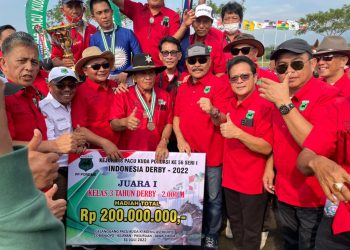 Kontingen Pordasi Sulawesi Utara (Sulut) mampu meraih juara umum  Kejuaraan Nasional (Kejurnas) Seri I Pacuan Kuda yang dilaksanakan di Pasuruan Jawa Timur (Jatim) pekan lalu. Kontingen yang dipimpin Limi Mokodompit itu terbilang sukses mengawal kontingen Pordasi Sulut dan mampu membawa pulang juara umum. “Berkat doa dan dukungan masyarakat Sulut sehingga kita meraih hasil yang sesuai dengan target yang diinginkan,” ujar Wakil Ketua Pemprop Pordasi Sulut Limi Mokodompit Minggu, 31 Juli 2022. Limi mengatakan, kuda milik Gubernur Sulut Olly Dondokambey mampu menjuarai Derby Indonesia tahun 2022. Terpisah Ketua Persatuan Olahraga Berkuda Indonesia (Pordasi) Sulut Fery Wowor mengatakan, kuda Sulawesi Utara mendominasi hasil final di Gelanggang Pacuan Kuda Cobanjoyo, Pasuruan, Jawa Timur. “Sulut juara umum Kejurnas Pacuan Kuda ke 56 Seri 1/Indonesia Derby 2022 dengan mendapatkan poin 56,5, diikuti Sulbar 28 poin dan Kalsel 16,5 poin,” jelas Fery Wowor. Salah satu penyumbang hasil babak final di antaranya adalah kuda milik Gubernur Sulut Olly Dondokambey, yang mengikuti Derby- 2.000 meter. Namun sayangnya kata Wowor, kuda Vicenzo All Star pada Kelas 2 Tahun Pemula jarak 1.400 meter milik Olly Dondokambey, mengalami cedera saat latihan. Kendato demikian, hasil yang memuaskan itu menjadi motivasi untuk menatap Seri II yang rencananya dilaksanakan pada Bulan September 2022 mendatang pada tahun ini. “Kami ingin menjuarai tak hanya seri I saja tapi juga seri II. Karena target kita  juara umum pada Kejurnas tahun 2022,” tandasnya. Berikut Rincian Hasil Kejurnas Pacuan Luda Ke 56 Seri 1 – Indonesia Derby 2022 menurut nama Kuda/Joki/Pemilik/Daerah: Kelas 2 Tahun Pemula C/D – 1.200 meter; Prestasi Kejurnas Seri I di Jatim Marshall/Jones Paendong/Olly Dondokambey, SE/Sulut; Pison Sion/Marsel Singal/Aryo D/DKI Jakarta; Chelsie/Ahmad Saefudin/Abdul Makarim/NTT. Kelas 2 Tahun Pemula A/B – 1.400 meter; Dea Gaga Sumbar/Hermansyah/Amril Jailani/Sumbar; Polman Jago/Marsel Ratu/Andi Masdar/Sulbar; Savannah All Star/ Farid Salman/Kalsel. Kelas 3 Tahun Remaja – 1.600 meter Catarina All Star/Yani Sondakh/Drs. Steven O.E.Kandouw/Sulut; Meraxes/Jones Paendong/Olly Dondokambey,SE/Sulut; Runny Pretty/Ajj Ardiansjah/H. Khoirul Anam/Jatim. Kelas 4 Tahun C/D – 1.600 meter Miracle Jatinom/Hesky Paendong/Attan Janatan/Jatim Nagini/F Tandayu/Pikatan/DIY; Super Bloof/V Wongkar/Hj. Hariati/Kalsel. Kelas 3 Tahun Derby- 2.000 meter Liana Nagari/Falentino Sangian/Olly Dondokambey,SE/Sulut;  Artha 999 Janendra/A.Manarisip/Jenny Erya/Sulut;  Sabitzer Nagari/F Salman/Hj. Hariati/Kalsel. Kelas 4 Tahun A/B – 2.000 meter Primadona Kartini/Hesky Paendong/A.Masdar/Sulbar; Resmob Vansel/M.Rattu/A. Masdar/Sulbar; Sky Prince/V. Wongkar/Hj.Hariati/Kansel.