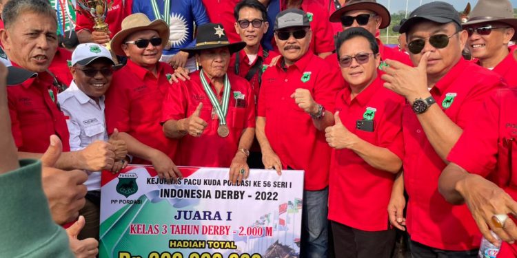 Kontingen Pordasi Sulawesi Utara (Sulut) mampu meraih juara umum Kejuaraan Nasional (Kejurnas) Seri I Pacuan Kuda yang dilaksanakan di Pasuruan Jawa Timur (Jatim) pekan lalu. Kontingen yang dipimpin Limi Mokodompit itu terbilang sukses mengawal kontingen Pordasi Sulut dan mampu membawa pulang juara umum. “Berkat doa dan dukungan masyarakat Sulut sehingga kita meraih hasil yang sesuai dengan target yang diinginkan,” ujar Wakil Ketua Pemprop Pordasi Sulut Limi Mokodompit Minggu, 31 Juli 2022. Limi mengatakan, kuda milik Gubernur Sulut Olly Dondokambey mampu menjuarai Derby Indonesia tahun 2022. Terpisah Ketua Persatuan Olahraga Berkuda Indonesia (Pordasi) Sulut Fery Wowor mengatakan, kuda Sulawesi Utara mendominasi hasil final di Gelanggang Pacuan Kuda Cobanjoyo, Pasuruan, Jawa Timur. “Sulut juara umum Kejurnas Pacuan Kuda ke 56 Seri 1/Indonesia Derby 2022 dengan mendapatkan poin 56,5, diikuti Sulbar 28 poin dan Kalsel 16,5 poin,” jelas Fery Wowor. Salah satu penyumbang hasil babak final di antaranya adalah kuda milik Gubernur Sulut Olly Dondokambey, yang mengikuti Derby- 2.000 meter. Namun sayangnya kata Wowor, kuda Vicenzo All Star pada Kelas 2 Tahun Pemula jarak 1.400 meter milik Olly Dondokambey, mengalami cedera saat latihan. Kendato demikian, hasil yang memuaskan itu menjadi motivasi untuk menatap Seri II yang rencananya dilaksanakan pada Bulan September 2022 mendatang pada tahun ini. “Kami ingin menjuarai tak hanya seri I saja tapi juga seri II. Karena target kita juara umum pada Kejurnas tahun 2022,” tandasnya. Berikut Rincian Hasil Kejurnas Pacuan Luda Ke 56 Seri 1 – Indonesia Derby 2022 menurut nama Kuda/Joki/Pemilik/Daerah: Kelas 2 Tahun Pemula C/D – 1.200 meter; Prestasi Kejurnas Seri I di Jatim Marshall/Jones Paendong/Olly Dondokambey, SE/Sulut; Pison Sion/Marsel Singal/Aryo D/DKI Jakarta; Chelsie/Ahmad Saefudin/Abdul Makarim/NTT. Kelas 2 Tahun Pemula A/B – 1.400 meter; Dea Gaga Sumbar/Hermansyah/Amril Jailani/Sumbar; Polman Jago/Marsel Ratu/Andi Masdar/Sulbar; Savannah All Star/ Farid Salman/Kalsel. Kelas 3 Tahun Remaja – 1.600 meter Catarina All Star/Yani Sondakh/Drs. Steven O.E.Kandouw/Sulut; Meraxes/Jones Paendong/Olly Dondokambey,SE/Sulut; Runny Pretty/Ajj Ardiansjah/H. Khoirul Anam/Jatim. Kelas 4 Tahun C/D – 1.600 meter Miracle Jatinom/Hesky Paendong/Attan Janatan/Jatim Nagini/F Tandayu/Pikatan/DIY; Super Bloof/V Wongkar/Hj. Hariati/Kalsel. Kelas 3 Tahun Derby- 2.000 meter Liana Nagari/Falentino Sangian/Olly Dondokambey,SE/Sulut; Artha 999 Janendra/A.Manarisip/Jenny Erya/Sulut; Sabitzer Nagari/F Salman/Hj. Hariati/Kalsel. Kelas 4 Tahun A/B – 2.000 meter Primadona Kartini/Hesky Paendong/A.Masdar/Sulbar; Resmob Vansel/M.Rattu/A. Masdar/Sulbar; Sky Prince/V. Wongkar/Hj.Hariati/Kansel.