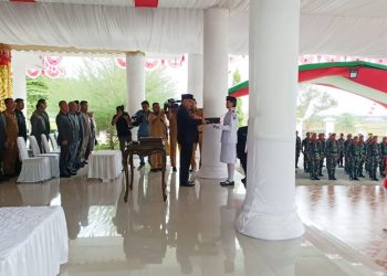 Pemkab Bolmong Menggelar Upacara Pemindahan Bendera Merah Putih