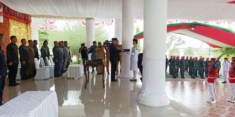 Pemkab Bolmong Menggelar Upacara Pemindahan Bendera Merah Putih