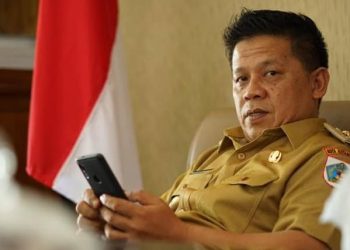 Relokasi pedagang pasar Serasi ke pasar Genggulang yang berbuntut hingga penutupan akses ke Pasar Serasi, terjadi perbedaan pandangan antara dua top eksekutif Walikota dan Wakil Walikota Kotamobagu Tatong Bara dan Nayodo Koerniawan. Bahkan penutupan akses menuju ke Pasar Serasi atas intruksi Walikota Kotamobagu Tatong Bara itu, berbuntut hingga terjadi aksi pembukaan paksa dilakukan ratusan pedagang. Kurang lebih empat titik portal yang dibangun untuk menutup akses masuk ke kompleks pasar Serasi. Di setiap portal ditempatkan anggota Satupol PP, petugas Dinas Perhubungan serta TNI Polri. Saat penutupan petugas disiagakan siang malam. Buntut penutupan akses itu, terjadi pembukaan paksa hingga terjadi petugas Satpol PP dan pedagang terlibat kericuan, namun tidak berlangsung lama. Selain mengganggu aktifitas warga sebagai pengguna jalan, juga merugikan para pelaku usaha lainnya. Penutupan seluruh jalan masuk menuju lokasi pasar Serasi serta pasar 23 Maret ini di lakukan, karena sebelumnya Pemkot Kotamobagu, berencana akan memindahkan seluruh pedagang pasar Serasi ke lokasi pasar Genggulang. Namun, karena banyak para pedagang yang menolak untuk direlokasi, membuat Pemkot Kotamobagu mengambil tindakan dengan cara menutup setiap pintu masuk kedua pasar tersebut. Buntut penutupan akses ke pasar Serasi, sejumlah kendaraan tidak bisa masuk. Bahkan sejumlah pemilik toko serta kios warung makan yang berada di sepanjang jalan tersebut merugi karena tidak ada pembeli. Dari kebijakan yang diambil Walikota Tatong Bara itu dengan penutupan akses, memunculkan pandangan berbedah dari Wakil Walikota Nayodo Koerniawan. Mantan Ketua KPU juga pengacara ini menuturkan, bahwa penutupan akses ke Pasar Serasi dan 23 Maret, telah terjadi pengangkangan aturan. Yakni UU  Nomor 22 Tahuan 2009, tentang lalu lintas dan angkutan jalan. Menurut Nayodo, seharusnya penutupan akses ke ruang publik tidak perlu dilakukan. Sebab Ia beralasan,  ada hak bagi para pengguna jalan untuk melakukan aktivitas perdagangan di luar kompleks pasar Serasi dan 23 Maret. Nayodo menegaskan, penutupan jalan itu, telah melanggar hak-hak masyarakat. Selain itu kata dia, ada pengangkangan aturan karena telah menghambat orang untuk beraktivitas atau berdagang. “Jalan rusak saja menjadi tugas pemerintah untuk dibangun atau diperbaiki demi kepentingan masyarakat, mengapa akses untuk kepentingan orang banyak ditutup.Ini juga perlu diluruskan. Sebab di sana bukan hanya pedagang, tapi pemilik toko atau penjual makanan ikut merasakan dampak dari penutupan jalan tersebut. Ada hak-hak masyarakat untuk beraktivitas atau berdagang yang diabaikan,” tandasnya. (*)