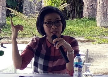 TOTABUAN.CO POLITIK –  Mantan Bupati Bolaang Mongondow (Bolmong) Yasti Soepredjo Mokoagow sudah memutuskan tekadnya untuk maju bertarung kembali ke DPR RI. Politisi Sulut ini mengaku, pengabdian kepada rakyat Sulut terus akan dilakukan dengan akan kembali mencalonkan diri maju di Pileg 2024. Bagi YSM singkatan Yasti Soepredjo Mokoagow, maju  bertarung ke DPR RI bukanlah kali pertama. Pada periode sebelumnya, YSM terpilih menjadi anggota DPR RI periode 2009-2014 dari PAN. Kemudian pada periode kedua 2014-2016. Saat duduk duduk di DPR RI, YSM sempat dipercayakan sebagai ketua komisi V dan akhirnya maju bertarung di Pilkada Bolmong berpasangan dengan Yanny Ronny Tuuk dan terpilih sebagai Bupati periode 2017- 2022. Di Pilcaleg 2022 nanti, YSM rencananya akan kembali mendaftar dan akan diusung PDI Perjuangan untuk dapil Sulut. “Niat saya sudah bulat untuk kembali maju mencalonkan diri kembali ke DPR RI Dapil Sulut,” kata YSM. YSM menegaskan, maju kembali ke DPR RI, sebagai bentuk pengabdian kepada rakyat Sulut. Mengenai peluang untuk terpilih, baginya haruslah optimis tapi harus dibarengi dengan kerja keras turun ke masyarakat. “Semua harus optimis dan bekerja. Soal terpilih atau tidak, itu urusan Allah SWT,” ungkap alumni Fisip Unsrat Manado ini. Berikut biodata Yasti Soepredjo Mokoagow Nama Lengkap: Dra Hj Yasti Soepredjo Mokoagow Agama: Islam Tempat Lahir: Manado, Sulawesi Utara, Indonesia Tanggal Lahir: Jumat, 8 Maret 1968 Zodiak: Pisces Warga Negara: Indonesia Pendidikan : S-1 Fak.FISIP, Universitas Sam Ratulangi. Karir Anggota DPR RI Komisi V (2009 - 2014) (2014-2016) Bupati Bolmong 2017-2022 Biografi Singkat Sejak lulus kuliah, YSM menggeluti dunia usaha di bidang general suplier dan kontraktor. Pada periode 1992-1997 PT Newmont Minahasa dengan omzet mencapai miliaran rupiah menjadi mitra pemerintah di bidang pembangunan infrastruktur pelabuhan, kontraknya dengan Departemen Perhubungan tersebut senilai lebih dari 300 milliar. Semangat reformasi, semangat membangun daerah, dan sosok Amin Rais menjadi alasan pribadinya memasuki dunia politik. Wakil Bendahara REI Sulawesi Utara ini ikut berkonsentrasi pada pemilu legislatif 2009 dan masuk parlemen dengan perolehan suara 48.937 Dapil Sulut. Yasti berhasil masuk sebagai anggota legislatif dengan nomor anggota A-144 DPR RI Fraksi PAN pada Komisi V yang membidangi perhubungan, telekomunikasi, Pekerjaan umum, perumahan rakyat, pembangunan pedesaan dan kawasan tertinggal. Ia juga menjabat sebagai ketua komisi V setelah menggantikan Taufik Kurniawan yang diangkat menjadi Wakil Ketua DPR April 2010 lalu. (*)