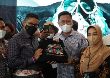 TOTABUAN.CO BOLSEL--  Tarian Piaginawa dari Kabupaten Bolaang Mongondow Selatan (Bolsel), memukau pengunjung di Opening Ceremony Pameran Deep and Extreme Indonesia (DXI) 2022 di Hall A di Jakarta Convention Center Jalan Gatot Soebroto, Jakarta Jumat 2 September 2022. Opening Ceremony Pameran Deep and Extreme Indonesia (DXI) itu dihadiri Bupati Bolsel Iskandar Kamaru serta disaksikan para pelaku wisata seluruh Indonesia dan luar negeri. Salah satunya Menteri Pariwisata dan Ekonomi Kreatif Sandiaga Uno turut menikmati tarian di stan milik Pemkab Bolsel. Terobosan besar yang dilakukan ini untuk sektor pariwisata agar lebih dikenal. Pameran skala internasional ini bertajuk Deep and Extreme Indonesia (DXI). Menurut Bupati Bolsel Iskandar Kamaru, pameran DXI merupakan pameran wisata bahari dan olahraga petualangan terbesar di Indonesia yang digelar setiap tahun oleh PT Exhibition Network Indonesia. “Di pameran ini kita tonjolkan kegiatan wisata petualangan dan bahari berbasis digital. Juga ada transaksi ekonomi dan memberikan informasi dan interaksi kepada publik terkait aktivitas wisata petualangan dan bahari,”ujar Iskandar. Di acara talk show Bupati Iskandar Kamaru menjadi nara sumber. Sony Tasidjawa selaku North Sulawesi Marine Program Senior Coordinator Indonesia Program, Reinhart Garang selaku staf khusus Bupati bidang pariwisata dan Dr. Titik Setyawati Manager Program Sustainable Landscape and Infrastructure WCS Indonesian Program. Iskandar menjelaskan, keikutsertaan Bolsel di pameran ini adalah untuk mempromosikan wisata alam khususnya wisata bahari, sehingga Wisata selam Bolsel bisa dikenal oleh wisatawan nasional dan mancanegara. Acara talk show dihadiri para pengunjung yang penasaran dengan keindahan objek wisata alam di Bolsel. Bupati memaparkan Bolsel sebagai daerah dengan objek wisata selam yang unik dan juga memilki spot paralayang yang aman. Selain itu Bolsel juga sebagai daerah konservasi satwa endemik maleo yang terus terjaga kelestariannya. Talk Show yang dipandu oleh Sasha ini ada doorprize kepada para pengunjung yang menyaksikan talk show dan menjawab beberapa pertanyaan dari Bupati. Menteri Pariwisata dan Ekonomi Kreatif Sandiaga Uno dalam sambutannya menyampaikan bahwa iven DXI lahir dari rahim kementrian pariwisata dan ekonomi kreatif  untuk bangkitnya wisata bahari di Indonesia setelah pandemi. “Karena setelah pandemi , para wisatawan mencari objek wisata dengan ruang terbuka, tapi jangan lupa penerapan CHSE,” ucapnya. Kepala Dinas Pendidikan dan Kebudayaan Rante Hattani menyampaikan, partisipasi tim kesenian Bolsel pada event-event nasional seperti ini merupakan bentuk promosi dan pelestarian budaya daerah. “Kita ingin tampilkan kekayaan akan wisata bahari dan underwater tapi juga seni dan budayanya, sehingga bisa dijadikan satu destinasi one stop adventure and entertaint bagi para pengunjung”, ujar Rante. (*)