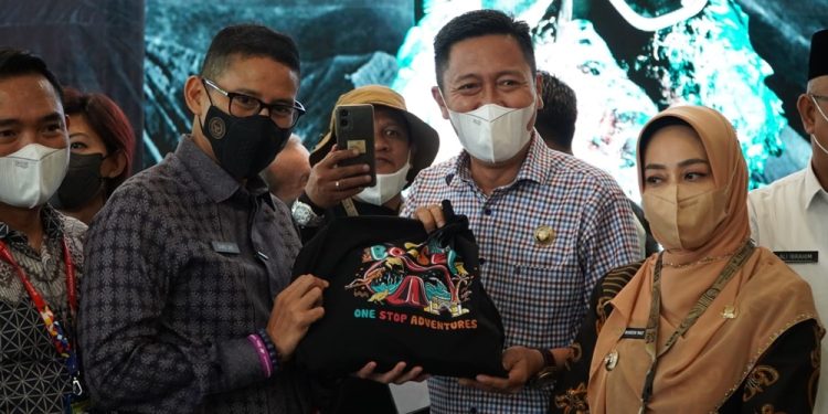 TOTABUAN.CO BOLSEL-- Tarian Piaginawa dari Kabupaten Bolaang Mongondow Selatan (Bolsel), memukau pengunjung di Opening Ceremony Pameran Deep and Extreme Indonesia (DXI) 2022 di Hall A di Jakarta Convention Center Jalan Gatot Soebroto, Jakarta Jumat 2 September 2022. Opening Ceremony Pameran Deep and Extreme Indonesia (DXI) itu dihadiri Bupati Bolsel Iskandar Kamaru serta disaksikan para pelaku wisata seluruh Indonesia dan luar negeri. Salah satunya Menteri Pariwisata dan Ekonomi Kreatif Sandiaga Uno turut menikmati tarian di stan milik Pemkab Bolsel. Terobosan besar yang dilakukan ini untuk sektor pariwisata agar lebih dikenal. Pameran skala internasional ini bertajuk Deep and Extreme Indonesia (DXI). Menurut Bupati Bolsel Iskandar Kamaru, pameran DXI merupakan pameran wisata bahari dan olahraga petualangan terbesar di Indonesia yang digelar setiap tahun oleh PT Exhibition Network Indonesia. “Di pameran ini kita tonjolkan kegiatan wisata petualangan dan bahari berbasis digital. Juga ada transaksi ekonomi dan memberikan informasi dan interaksi kepada publik terkait aktivitas wisata petualangan dan bahari,”ujar Iskandar. Di acara talk show Bupati Iskandar Kamaru menjadi nara sumber. Sony Tasidjawa selaku North Sulawesi Marine Program Senior Coordinator Indonesia Program, Reinhart Garang selaku staf khusus Bupati bidang pariwisata dan Dr. Titik Setyawati Manager Program Sustainable Landscape and Infrastructure WCS Indonesian Program. Iskandar menjelaskan, keikutsertaan Bolsel di pameran ini adalah untuk mempromosikan wisata alam khususnya wisata bahari, sehingga Wisata selam Bolsel bisa dikenal oleh wisatawan nasional dan mancanegara. Acara talk show dihadiri para pengunjung yang penasaran dengan keindahan objek wisata alam di Bolsel. Bupati memaparkan Bolsel sebagai daerah dengan objek wisata selam yang unik dan juga memilki spot paralayang yang aman. Selain itu Bolsel juga sebagai daerah konservasi satwa endemik maleo yang terus terjaga kelestariannya. Talk Show yang dipandu oleh Sasha ini ada doorprize kepada para pengunjung yang menyaksikan talk show dan menjawab beberapa pertanyaan dari Bupati. Menteri Pariwisata dan Ekonomi Kreatif Sandiaga Uno dalam sambutannya menyampaikan bahwa iven DXI lahir dari rahim kementrian pariwisata dan ekonomi kreatif untuk bangkitnya wisata bahari di Indonesia setelah pandemi. “Karena setelah pandemi , para wisatawan mencari objek wisata dengan ruang terbuka, tapi jangan lupa penerapan CHSE,” ucapnya. Kepala Dinas Pendidikan dan Kebudayaan Rante Hattani menyampaikan, partisipasi tim kesenian Bolsel pada event-event nasional seperti ini merupakan bentuk promosi dan pelestarian budaya daerah. “Kita ingin tampilkan kekayaan akan wisata bahari dan underwater tapi juga seni dan budayanya, sehingga bisa dijadikan satu destinasi one stop adventure and entertaint bagi para pengunjung”, ujar Rante. (*)