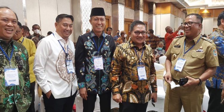 TOTABUAN.CO BOLSEL – Bupati Bolaang Mongondow Selatan (Bolsel) Iskandar Kamaru menghadiri Rapat koordinasi (Rakor) terkait persiapan pengadaan Aparatur Sipil Negara (ASN). Rakor yang dibuka Menteri PANRB Abdullah Azwar Anas itu, dihadiri para kepala daerah se Indonesia yang bertempat di Hotel Sahid Jaya, Jakarta Selasa 13 September 2022. Menurut Bupati Bolsel Iskandar Kamaru, pada Rakor tersebut, Menteri Anas menjelaskan arah kebijakan pengadaan ASN 2022 berfokus pada beberapa hal. Salah satunya fokus pada pelayanan dasar yakni guru dan tenaga kesehatan. “untuk persiapan pengadaan ASN Tahun 2022, akan difokuskan gur dan tenaga kesehatan atau berfokus pada pelayanan dasar,” ujar Iskandar. Lebih lanjut Bupati mengatakan, Menpan RB  Abdullah Azwar Anas meminta pemerintah daerah mulai menyiapkan secara matang pengadaan ASN. Menteri juga mengimbau agar instansi pemerintah mempercepat proses pendataan, validasi, dan merancang roadmap penyelesaian masalah tersebut. "Tujuan jangka panjang dari penataan sumber daya manusia (SDM) ini ialah untuk menyiapkan Indonesia menjadi empat besar kekuatan ekonomi dunia pada tahun 2050 mendatang. Visi besar itu tidak hanya bergantung pada kekuatan industri dalam negeri, tetapi juga kesiapan SDM aparatur," tandas Bupati. (*)