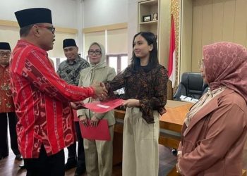 TOTABUAN.CO BOLMONG – Qhezia Tuuk resmi diangkat sebagai staf khusus bupati. Ia tercatat sebagai anak muda pertama di Kabupaten Bolaang Mongondow (Bolmong) yang diberikan amanah sebagai staf khusus di bidang kepemudaan. Anak pasangan mantan Wakil Bupati Bolmong dua periode Yanny Ronny Tuuk – Lesly Kaligis ini tak menyangka akan diberikan tanggung jawab untuk membantu tugas bupati di bidang kepemudaan. Di wawancara, Chia sapaan akrabnya mengaku siap untuk menjalankan tugas yang diberikan. Menurut gadis bernama lengkap Qhezia Qren Tuuk ini, sebagai anak muda, telah menyiapkan gagasan dari sudut pandang anak muda dalam menopang tugas dari Penjabat Bupati Bolmong Limi Mokodompit yang berkaitan dengan kepemudaan. “Satu hal yang penting adalah, peran anak muda untuk terlibat dalam pembangunan,” kata Chia. Chia mengaku tak pernah terlintas untuk diberikan amanah ini. Terlebih, bertugas sebagai staf khusus bupati. Karena Chia sendiri berlatar belakang pendidikan sebagai womenpreneur atau perempuan berjiwa bisnis. “Kuliahnya di bidang bisnis jadi sebenarnya tidak pernah kepikiran kerja di bidang pemerintahan. Tapi karena diberikan kepercayaan saya sangat bersyukur dan saya yakin ini akan menjadi satu pengalaman yang mengesankan,” ungkap Darah kelahiran 19 November 1997 ini. Ia menuturkan berbicara tentang keindahan dan kekayaan tanah Bolaang Mongondow seolah tak ada habisnya. Mulai dari budaya, tradisi, hutan yang lebat, hingga pesona alamnya merupakan aset yang sangat berharga. Motivasinya sebagai anak mudah, agar harus memiliki peran penting sebagai pelaku dan penggerak masyarakat dalam upaya penyadaran publik terkait pembangunan berkelanjutan. “Hal mendasar yang dapat dilakukan adalah dengan mengubah pola pikir. Dengan menempuh sekolah di perguruan tinggi, kemudian anak muda Bolmong bisa turut andil membangun desanya dengan ilmu yang didapat,” ujarnya. Ia berharap generasi muda Bolmong untuk mau bergerak, berkolaborasi, dan terlibat langsung dalam proses pembangunan, lewat kearifan lokalnya. Menurut lulusan Universitas Pelita Harapan dan dan RMIT University Australia ini, pelibatan anak muda memang sangat penting di masyarakat. Terlebih, peran pemuda semakin diandalkan di era digital saat ini. Dengan memanfaatkan kecanggihan teknologi, isu pembangunan dapat lebih lantang disuarakan. Oleh karena itu, kolaborasi antar seluruh pihak baik pemerintah daerah, kecamatan hingga desa, organisasi masyarakat sipil, perusahaan/swasta, masyarakat setempat termasuk generasi muda, sangat penting untuk diterapkan. “Adanya kolaborasi ini diharapkan akan menumbuhkan ide dan rancangan strategis ke depannya sehingga menghasilkan kebijakan yang tepat,” katanya. (*) Berikuti Biodata singkat Chia Nama : Qhezia Qren Tuuk Nama panggilan: Chia Tempat dan Tgl lahir : Kotamobagu, 19 November 1997 Alamat : Desa Mogoyunggung 2, Kecamatan Dumoga Timur Pendidikan SD : Christy Regis Kotamobagu SMP : Kathedos Kotamobagu & MIS (Manado Independent School) SMA : MIS (Manado Independent School) PT : UPH (Universitas Pelita Harapan) & RMIT University Australia