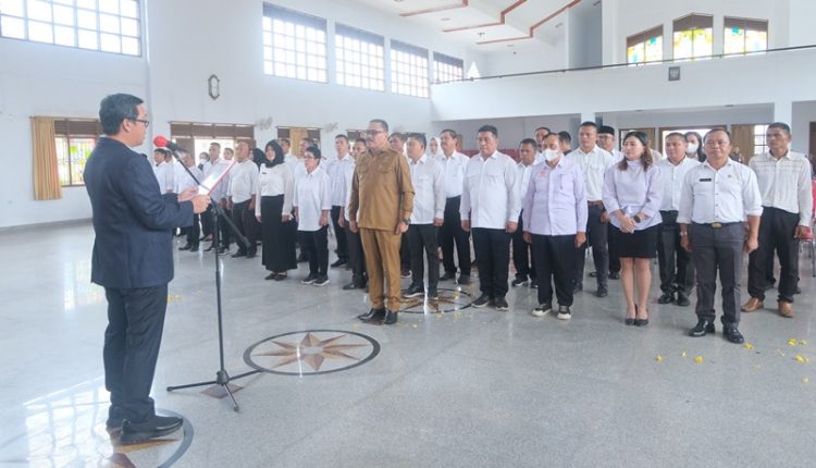 Pj Bupati Limi Mokodompit Dilantik Sebagai Ketua Umum KON Bolmong TOTABUAN.CO BOLMONG -- Setelah terpilih secara aklamasi, Penjabat Bupati Bolaang Mongondow (Bolmong) Limi Mokodompit dilantik sebagai ketua umum KONI Kabupaten Bolmong masa bhakti 2022-2026. Pelantikan tersebut berlangsung di gedung Yadika Desa Kopandakan Kecamatan Lolayan dipimpin Ketua Umum KONI Sulawesi Utara Steven Kandouw yang dihadiri Ketua DPRD Bolmong Welty Komaling, Kapolres Bolmong AKBP Slamet Ramelan, SIK,SH, MH, Dandim 1303 Bolmong Letkol Topan Angker S.Sos, jajaran pngurus KONI Sulut serta pengurus KONI Bolmong. Pengukuhan tersebut berdasarkan surat keputusan nomor 25 tahun 2022 tentang pengukuhan personalia pengurus KONI Kabupaten Bolmong masa bakti 2022-2006 yang ditandatangani Ketua Umum KONI Sulut Steven Kandouw. Ketua Umum KONI Sulut Steven Kandouw berharap, kepengurusan yang ada saat ini harus solid, bersinergi, dan mampu mengembalikan kejayaan olahraga di Kabupaten Bolmong. “Saya yakin ini jadi daya dorong untuk berkarya dan berprestasi,” katanya. Menurut Wakil Gubernur Sulut ini, olahraga sebagai pendorong semangat dalam pembangunan. Sehingga itu dengan dilantiknya pengurus KONI saat ini, diharapkan akan lebih memberi angin segar bagi semua cabang olah raga di Bolmong terlebih dalam menghadapi Pekan Olahraga Provinsi (Porprov) yang akan dilaksanakan di Bolmong pada November mendatang. Terpisah Ketua KONI Bolmong Limi Mokodompit menyampaikan terima kasih, atas pelantikan yang dipimpinKetua Umum KONI Sulut. “Terima kasih, meski di tengah kesibukan dan agenda kerja yang padat, masih sempat meluangkan waktu datang ke Kabupaten Bolmong untuk melantik kami jajaran pengurus KONI Kabupaten Bolmong,” ucap Limi. Limi mengatakan, KONI merupakan wadah perjuangan, pembinaan dan pengembangan olahraga. Karena hanya melalui KONI dapat mewujudkan prestasi olahraga yang membanggakan. Untuk dapat mencapai tujuan tersebut, jajaran pengurus KONI berkewajiban untuk melaksanakan tugas pokok dan fungsi, sesuai dengan anggaran dasar dan anggaran rumah tangga. Menurutnya Kabupaten Bolmong dapat dikatakan gudangnya atlet di berbagai cabang olahraga. Hal ini merupakan peluang sekaligus tantangan bagi kami jajaran pengurus KONI, untuk memanfaatkan berbagai potensi yang ada, untuk pembinaan dan pengembangan olahraga prestasi. (*)