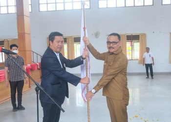 Pj Bupati Limi Mokodompit Dilantik Sebagai Ketua Umum KON Bolmong TOTABUAN.CO BOLMONG -- Setelah terpilih secara aklamasi, Penjabat Bupati Bolaang Mongondow (Bolmong) Limi Mokodompit dilantik sebagai ketua umum KONI Kabupaten Bolmong masa bhakti 2022-2026. Pelantikan tersebut berlangsung di gedung Yadika Desa Kopandakan Kecamatan Lolayan dipimpin Ketua Umum KONI Sulawesi Utara Steven Kandouw yang dihadiri Ketua DPRD Bolmong Welty Komaling, Kapolres Bolmong AKBP Slamet Ramelan, SIK,SH, MH, Dandim 1303 Bolmong Letkol Topan Angker S.Sos, jajaran pngurus KONI Sulut serta pengurus KONI Bolmong. Pengukuhan tersebut berdasarkan surat keputusan nomor 25 tahun 2022 tentang pengukuhan personalia pengurus KONI Kabupaten Bolmong masa bakti 2022-2006 yang ditandatangani Ketua Umum KONI Sulut Steven Kandouw. Ketua Umum KONI Sulut Steven Kandouw berharap, kepengurusan yang ada saat ini harus solid, bersinergi, dan mampu mengembalikan kejayaan olahraga di Kabupaten Bolmong. “Saya yakin ini jadi daya dorong untuk berkarya dan berprestasi,” katanya. Menurut Wakil Gubernur Sulut ini, olahraga sebagai pendorong semangat dalam pembangunan. Sehingga itu dengan dilantiknya pengurus KONI saat ini, diharapkan akan lebih memberi angin segar bagi semua cabang olah raga di Bolmong terlebih dalam menghadapi Pekan Olahraga Provinsi (Porprov) yang akan dilaksanakan di Bolmong pada November mendatang. Terpisah Ketua KONI Bolmong Limi Mokodompit menyampaikan terima kasih, atas pelantikan yang dipimpinKetua Umum KONI Sulut. “Terima kasih, meski di tengah kesibukan dan agenda kerja yang padat, masih sempat meluangkan waktu datang ke Kabupaten Bolmong untuk melantik kami jajaran pengurus KONI Kabupaten Bolmong,” ucap Limi. Limi mengatakan, KONI merupakan wadah perjuangan, pembinaan dan pengembangan olahraga. Karena hanya melalui KONI dapat mewujudkan prestasi olahraga yang membanggakan. Untuk dapat mencapai tujuan tersebut, jajaran pengurus KONI berkewajiban untuk melaksanakan tugas pokok dan fungsi, sesuai dengan anggaran dasar dan anggaran rumah tangga. Menurutnya Kabupaten Bolmong dapat dikatakan gudangnya atlet di berbagai cabang olahraga. Hal ini merupakan peluang sekaligus tantangan bagi kami jajaran pengurus KONI, untuk  memanfaatkan berbagai potensi yang ada, untuk pembinaan dan pengembangan olahraga prestasi. (*)