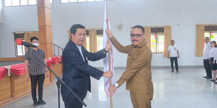 Pj Bupati Limi Mokodompit Dilantik Sebagai Ketua Umum KON Bolmong TOTABUAN.CO BOLMONG -- Setelah terpilih secara aklamasi, Penjabat Bupati Bolaang Mongondow (Bolmong) Limi Mokodompit dilantik sebagai ketua umum KONI Kabupaten Bolmong masa bhakti 2022-2026. Pelantikan tersebut berlangsung di gedung Yadika Desa Kopandakan Kecamatan Lolayan dipimpin Ketua Umum KONI Sulawesi Utara Steven Kandouw yang dihadiri Ketua DPRD Bolmong Welty Komaling, Kapolres Bolmong AKBP Slamet Ramelan, SIK,SH, MH, Dandim 1303 Bolmong Letkol Topan Angker S.Sos, jajaran pngurus KONI Sulut serta pengurus KONI Bolmong. Pengukuhan tersebut berdasarkan surat keputusan nomor 25 tahun 2022 tentang pengukuhan personalia pengurus KONI Kabupaten Bolmong masa bakti 2022-2006 yang ditandatangani Ketua Umum KONI Sulut Steven Kandouw. Ketua Umum KONI Sulut Steven Kandouw berharap, kepengurusan yang ada saat ini harus solid, bersinergi, dan mampu mengembalikan kejayaan olahraga di Kabupaten Bolmong. “Saya yakin ini jadi daya dorong untuk berkarya dan berprestasi,” katanya. Menurut Wakil Gubernur Sulut ini, olahraga sebagai pendorong semangat dalam pembangunan. Sehingga itu dengan dilantiknya pengurus KONI saat ini, diharapkan akan lebih memberi angin segar bagi semua cabang olah raga di Bolmong terlebih dalam menghadapi Pekan Olahraga Provinsi (Porprov) yang akan dilaksanakan di Bolmong pada November mendatang. Terpisah Ketua KONI Bolmong Limi Mokodompit menyampaikan terima kasih, atas pelantikan yang dipimpinKetua Umum KONI Sulut. “Terima kasih, meski di tengah kesibukan dan agenda kerja yang padat, masih sempat meluangkan waktu datang ke Kabupaten Bolmong untuk melantik kami jajaran pengurus KONI Kabupaten Bolmong,” ucap Limi. Limi mengatakan, KONI merupakan wadah perjuangan, pembinaan dan pengembangan olahraga. Karena hanya melalui KONI dapat mewujudkan prestasi olahraga yang membanggakan. Untuk dapat mencapai tujuan tersebut, jajaran pengurus KONI berkewajiban untuk melaksanakan tugas pokok dan fungsi, sesuai dengan anggaran dasar dan anggaran rumah tangga. Menurutnya Kabupaten Bolmong dapat dikatakan gudangnya atlet di berbagai cabang olahraga. Hal ini merupakan peluang sekaligus tantangan bagi kami jajaran pengurus KONI, untuk  memanfaatkan berbagai potensi yang ada, untuk pembinaan dan pengembangan olahraga prestasi. (*)