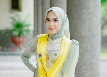 TOTABUAN.CO POLITIK – Meski terbilang masih dua tahun lagi kontestasi  Pemilu yang akan dilaksanakan pada 2024 mendatang, namun momen politik itu mulai dipersiapkan. Dalam persiapan pesta demokrasi tersebut, sejumlah partai politik mulai menyiapkan sejumlah figur untuk dicalonkan mulai DPR, DPRD Provinsi hingga kabupaten kota. Salah satunya yakni Feramitha Tiffani Mokodompit. Mita sapaan akrab Feramitha Tiffani Mokodompit mengaku, sudah mendapat tawaran salah partai politik untuk dicalonkan di Pileg 2024 mendatang. "Iya, sudah dapat tawaran salah parpol untuk maju sebagai Caleg,” kata Mita. Darah kelahiran 18 Oktober 1996 ini menuturkan, belum memutuskan soal, tawaran tersebut. Sebab untuk menyimpulkan hal tersebut perlu dukungan keluarga. “Harus dimusyawarahkan dulu ke orang tua dan keluarga,” ujar Sarjana Manajemen  Universitas Islam Indonesia Yogyakarta ini. Anak ketiga dari Penjabat Bupati Bolmong Limi Mokodompit ini mengungkapkan, baru menyelesaikan studi S2 sebagai Master of Business Administration di Universitas Gadjah Mada Yogyakarta. Setelah aktif turun mendampingi sang ayah, Mita terus memberanikan diri tampil dihadapan publik di berbagai acara. Tampil dihadapan publik baginya sudah biasa. Karena hal itu sudah menjadi salah satu aktivitas sejak duduk di bangku kuliah. Mita aktif di organisasi kemahasiswaan. Salah satu organisasi yang mendidik mentalnya yakni Himpunan Mahasiswa Islam (HMI). Aktif di HMI, Mitha terus diarahkan hingga masuk pada pelatihan formal yang ada di HMI yakni LK2. Diakui terjun ke dunia politik perempuan terus didorong agar bisa memenuhi jumlah keterwakilan perempuan di parlemen. Ia menyentil terhadap kondisi kaum perempuan dalam upaya memperjuangkan hak-haknya karena kondisi perempuan masih tidak seimbang dalam hal pemenuhan aspirasi. “Yang terjadi sekarang, kata dia, justru berbanding terbalik dengan banyaknya jumlah laki-laki yang duduk di parlemen untuk membicarakan dan membahas masalah-masalah publik,” sentilnya.(*) Biodata Singkat Mitha Nama : Feramitha Tiffani Mokodompit, S.M., M.B.A. Tempat/ Tanggal Lahir : Fak-Fak, 18 Oktober 1996 (umur 25) Pendidikan : S1 (Sarjana Manajemen di Universitas Islam Indonesia Yogyakarta) S2 (Master of Business Administration di Universitas Gadjah Mada Yogyakarta) Anak ke 3 dari 3 bersaudara