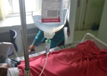 Setelah melewati perawatan dari pihak rumah sakit umum Kotamobagu, akhirnya ke 6 penambang yang sempat terhirup zat asam do lobang tambang dipulangkan ke rumah mereka. “Iya, sudah dipulangkan,” ucap Camat Lolayan Abdul Rivai Mokogow Kamis 1 September 2022. Mereka dirawat secara intensif, setelah sempat menghirup sat asam di lokasi tambang Desa Bakan Kecamatan Lolayan Kabupatn Bolaang Mongondow (Bolmong) Rabu (31/8) sekitar pukul 21.00 Wita. Dari peristiwa tersebut, 1 penambang meninggal dunia karena terhirup zat asam. Nyawanya tidak tertolong meski upaya dari warga telah dilakukan hingga melarikan korban ke rumah sakit. “Korban telah dimakamkan hari ini (Kamis),” sambung Rivai. Dari informasi yang didapat, perisitiwa tersebut terjadi saat para penambang sedang mengambil material di lobang tambang di kedalaman puluhan meter. Beruntung mereka berhasil dievakuasi, namun satu nyawan tidak tertolong. Ke 7 warga menjadi korban di tambang Bakan itu yakni  Teni Makalalag (22), Apdal (25), Riplan Makalalag (30) Marlin Datungsolang (33), Yono Sugeha (45), Reni Makalalag (32) dan Habibi Pongoh (43). Habibi dikabarkan meninggal dunia. Ketujuh warga tersebut diketahui sebagai warga Bakan. Kejadian seperti ini bukanlah hal pertama terjadi di lokasi PETI Bakan. Ada puluhan nyawa melayang di lokasi tersebut. Mulai tertimbung material, hingga terhirup zat asam. (*)