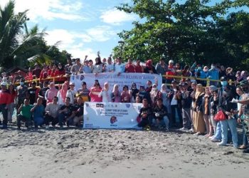 TOTABUAN.CO BOLMONG -- Dalam rangka memperingati Hari Bersih-Bersih Sedunia (World Cleanup Day) 2022, Pemkab Bolaang Mongondow (Bolmong) melalui Dinas Lingkungan Hidup (DLH) melaksanakan kegiatan aksi bersih bersih yang berlokasi di pesisir Pantai Losari Desa Motabang Kecamatan Lolak Kamis 22 September 2022. Kegiatan world Cleanup Day 2022 di buka Asisten II Zainudin Paputungan mewakili Pj Bupati Bolmong Limi Mokodompit. Aksi bersih bersih tersebut diikuti para siswa siswi, para ASN serta masyarakat. Zainudin saat menyampaikan sambutan Bupati menyampaikan apresiasinya kepada dinas lingkungan hidup beserta seluruh peserta yang mengikuti kegiatan aksi bersih bersih dalam rangka memperingati World Cleanup Day Tahun 2022. “Ini merupakan kegiatan yang luar biasa, dimana kita melaksanakan kegiatan bersih bersih di pesisir pantai,” kata Zainudin. Adapun tujuan dari kegiatan ini adalah untuk menumbuhkan kesadaran masyarakat akan kebersihan lingkungan yang ada di sekitar kita sendiri, dengan harapan sampah merupakan tanggung jawab kita bersama. Ia menambahkan, hari ini kita memperingati Hari World Cleanup Day 2022 yang artinya bersih bersih yang dilakukan serentak oleh 190 negara, yang mana Indonesia sendiri akan memecahkan rekor dalam kegiatan ini yakni sebanyak 13 juta orang melaksanakan aksi bersih bersih ini. “World Cleanup Day sendiri baru diperkenalkan di Indonesia sejak Tahun 2014 lalu, yang mana sebelumnya kegiatan ini diinisiasi oleh Istonia yang peduli terhadap lingkungan pada tahun 2008,” jelasnya. Kita berharap kegiatan ini akan terus berjalan serta dapat menyampaikan edukasi dan menanamkan pemahaman pada masyarakat, sehingga gerakan menjaga kebersihan dan kelestarian lingkungan, menjadi budaya dan diterapkan di tengah-tengah kehidupan bermasyarakat. Melalui kebiasaan bersih-bersih sampah yang dikampanyekan melalui World Cleanup Day setiap tahun, guna membersihkan dunia dari permasalahan sampah. akan tetapi kegiatan yang dilakukan satu kali dalam setahun ini, tidak akan mampu mengubah dunia serta mengatasi permasalahan lingkungan hidup yang saat ini kita hadapi. World Cleanup Day 2022 dengan tema “Kami 13 Juta Menuju Indonesia Bersih dan Bebas Sampah”, hendaknya mampu menggerakkan 13 juta masyarakat Indonesia, termasuk kita semua untuk berpartisipasi aktif hari ini dan seterusnya. (*)