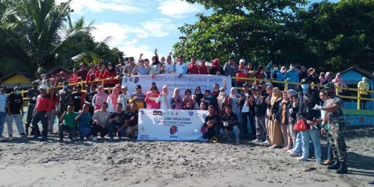 TOTABUAN.CO BOLMONG -- Dalam rangka memperingati Hari Bersih-Bersih Sedunia (World Cleanup Day) 2022, Pemkab Bolaang Mongondow (Bolmong) melalui Dinas Lingkungan Hidup (DLH) melaksanakan kegiatan aksi bersih bersih yang berlokasi di pesisir Pantai Losari Desa Motabang Kecamatan Lolak Kamis 22 September 2022. Kegiatan world Cleanup Day 2022 di buka Asisten II Zainudin Paputungan mewakili Pj Bupati Bolmong Limi Mokodompit. Aksi bersih bersih tersebut diikuti para siswa siswi, para ASN serta masyarakat. Zainudin saat menyampaikan sambutan Bupati menyampaikan apresiasinya kepada dinas lingkungan hidup beserta seluruh peserta yang mengikuti kegiatan aksi bersih bersih dalam rangka memperingati World Cleanup Day Tahun 2022. “Ini merupakan kegiatan yang luar biasa, dimana kita melaksanakan kegiatan bersih bersih di pesisir pantai,” kata Zainudin. Adapun tujuan dari kegiatan ini adalah untuk menumbuhkan kesadaran masyarakat akan kebersihan lingkungan yang ada di sekitar kita sendiri, dengan harapan sampah merupakan tanggung jawab kita bersama. Ia menambahkan, hari ini kita memperingati Hari World Cleanup Day 2022 yang artinya bersih bersih yang dilakukan serentak oleh 190 negara, yang mana Indonesia sendiri akan memecahkan rekor dalam kegiatan ini yakni sebanyak 13 juta orang melaksanakan aksi bersih bersih ini. “World Cleanup Day sendiri baru diperkenalkan di Indonesia sejak Tahun 2014 lalu, yang mana sebelumnya kegiatan ini diinisiasi oleh Istonia yang peduli terhadap lingkungan pada tahun 2008,” jelasnya. Kita berharap kegiatan ini akan terus berjalan serta dapat menyampaikan edukasi dan menanamkan pemahaman pada masyarakat, sehingga gerakan menjaga kebersihan dan kelestarian lingkungan, menjadi budaya dan diterapkan di tengah-tengah kehidupan bermasyarakat. Melalui kebiasaan bersih-bersih sampah yang dikampanyekan melalui World Cleanup Day setiap tahun, guna membersihkan dunia dari permasalahan sampah. akan tetapi kegiatan yang dilakukan satu kali dalam setahun ini, tidak akan mampu mengubah dunia serta mengatasi permasalahan lingkungan hidup yang saat ini kita hadapi. World Cleanup Day 2022 dengan tema “Kami 13 Juta Menuju Indonesia Bersih dan Bebas Sampah”, hendaknya mampu menggerakkan 13 juta masyarakat Indonesia, termasuk kita semua untuk berpartisipasi aktif hari ini dan seterusnya. (*)