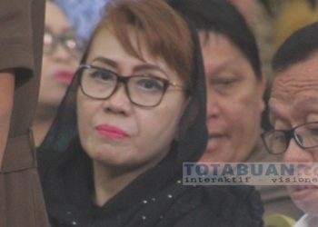 TOTABUAN.CO BOLMONG – Penjabat Bupati Bolaang Mongondow (Bolmong) Limi Mokodompit belum lama ini mengangkat lima orang sebagai staf khusus. Dari lima orang staf khusus yang diberikan SK, salah satunya adalah Hasni Wantasen. Mantan Direktur Perusahan Daerah Air Minum (PDAM) Bolmong itu, kini resmi menjadi staf khusus bupati. Ia resmi bertugas per tanggal 1 September 2022 bersama 4 orang lainnya. Namun berdasarkan rekam jejaknya, Hasni ternyata pernah berurusan dengan penyidik Tindak Pidana Korupsi (Tipikor) Polres Bolmong. Ia diduga terlibat dalam kasus penyelewengan dana di PDAM pada 2017 lalu. Saat memimpin PDAM, terjadi mogok kerja karena tak mampu bayar gaji karyawan. Protes karyawan itu, akhirnya tercium Polisi karena rupanya terjadi dugaan penyelewengan miliaran dana di PDAM. Kasat Reskrim Polres Bolmong yang dijabat AKP Hanny Lukas saat itu, mengerahkan tim penyidik untuk melakukan pemeriksaan. Sejumlah pegawai PDAM Bolmong diperiksa termasuk Kabag Keuangan PDAM Mohamad Renti terkait dengan pengelolaan keuangan di perusahan air minum itu Hasni diperiksa di ruang unit IV Tipikor sejak pagi dan lolos dari kejaran wartawan. Usai diperiksa Ia langsung bergegas keluar dan masuk ke dalam mobil. Selain Hasni mantan Kepala Inspektorat Bolmong Abdul Latief juga ikut dimintai keterangan. Hanny mengatakan pemeriksaan itu terkait laporan dugaan penyimpangan pengelolaan keuangan perusahan yang berbuntut aksi mogok kerja ratusan karyawan PDAM yang menuntut gaji mereka. Hasil keterangan serta bukti dokumen dari Kepala Inspektorat Bolmong juga menjadi dasar dilakukan penyelidikan. Dimana pertanggungjawaban keuangan di PDAM banyak ditemukan kejanggalan administrasi keuangan sehingga terjadi surplus anggaran. Pada 2015 lalu seperti pembayaran bahan bakar minyak (BBM) dari pagu Rp95.000.000 terjadi pembengkakan menjadi Rp440.881.776. Begitu juga hasil pemeriksaan pada 2016, pagu operasional BBM dari Rp54.487.500 terjadi pembengkakan menjadi Rp191.500.000. Bahkan soal SK tunjangan, harusnya ditandatangani oleh Bupati, setelah diperiksa ternyata SK dan SPPD ditandatangani pihak pimpinan perusahaan. Meski tidak merinci soal temuan lainnya, namun terindikasi masih ada sejumlah temuan yang tidak sesuai. Seperti service kendaraan, makan minum, perjalanan dinas serta sewa kendaraan. Selain itu, biaya perjalanan dinas para pimpinan perusahan ternyata hanya ditanda tangani oleh Kabag Keuangan yang seharusnya ditandatangani oleh pejabat lebih tinggi di Pemkab Bolmong termasuk Sekda atau Asisten III yang membidangi administrasi. Begitu juga SK tunjangan jabatan untuk pimpinan perusahan, hanya hasil persetujuan pimpinan perusahan. Dugaan korupsi di PDAM itu juga karena setiap tahunnya PDAM Bolmong menerima bantuan dana program Masyarakat Berpenghasilan Rendah (MBR). Bantuan tersebut dikucurkan setiap tahun berasal dari luar negeri (Usaid Australia) yang diterima PDAM  Bolmong. Namun diduga dana tersebut tidak dimanfaatkan pihak perusahan. Untuk tahun 2013, PDAM terima bantuan dana 3 Miliar, Tahun 2014, PDAM terima bantuan dana 2 Miliar, 2015 PDAM terima bantuan dana 1 Miliar serta tahun 2016 PDAM terima bantuan dana 2 Miliar. Kendari demikian, dalam kasus tersebut Hasni saat itu masih berstatus saksi. Beberapa kali diperiksa penyidik Polres Bolmong, Hasni enggan menunjukan bukti dokumen kontrak pekerjaan proyek lewat dana bantuan.  Dari laporan yang sementara ditelusuri pihak penyidik, diduga terjadi korupsi pengelolaan dana bantuan sambungan baru lewat program bantuan senilai 3 miliar rupiah. Beberapa kali diperiksa, namun Hasni tidak menunjukan dokumen kontrak. Alasannya dokumen itu sudah dikirim ke Jakarta. Dari data yang ada, PDAM Bolmong menerima bantuan dua tahap. Mulai tahun 2015 hingga 2016. Bantuan itu berupa program hibah air minum untuk Kecamatan Dumoga Utara meliputi Desa Mopuya Selatan, Desa Mopuya Utara, Desa Mopuya Utara Satu, dan Desa Tapadakan. Selain itu pada 2016, PDAM juga menerima bantuan hibah lewat dana APBN yang diperuntukan untuk Kecamatan Dumoga meliputi Desa Mopuya Selatan, Desa Mopuya Utara, Desa Tapadaka Utara  dan Desa Konarom. Namun hasil dari pekerjaan sambungan baru ke ratusan rumah di sejumlah desa tidak berjalan sesuai harapan. “Banyak pipa ditemukan di sejumlah desa tidak terpasang,” tutur penyidik. (*)