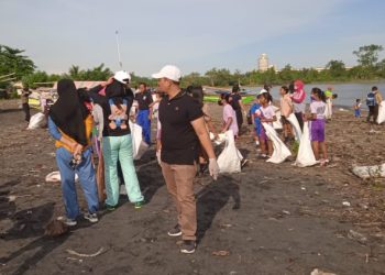 Siswa SD dan SMP di Bolmong Bersih-Bersih Pantai