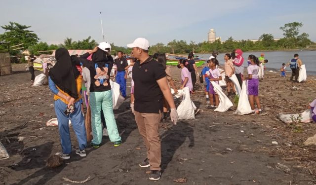 Siswa SD dan SMP di Bolmong Bersih-Bersih Pantai