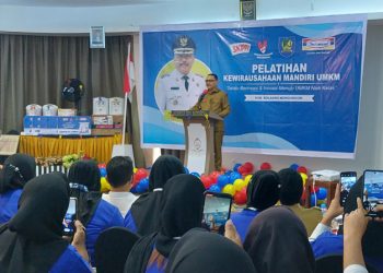 TOTABUAN.CO BOLMONG -- Pejabat Bupati Bolaang Mongondow (Bolmong) Limi Mokodompit  memberikan angin segar bagi para pelaku Usaha Mikro Kecil Menengah (UMKM) di Kabupaten Bolmong. Limi menegaskan, pengusaha Ritel seperti Indomaret dan Alfamart harus memberikan ruang kepada para pelaku UMKM di Bolmong untuk memasarkan produk mereka. Hal itu dikatakan saat membuka pelatihan kewirausahaan mandiri UMKM sekaligus penandatangan MoU dengan PT Indomarco di ballroom Sutan Raja Kotamobagu Senin 19 September 2022. Menurutnya, produk yang dari pelaku usaha di Bolmong wajib diakomodir untuk dijual di Indomaret hasil Usaha Mikro Kecil Menengah (UMKM) lokal. Kebijakan ini kata Limi, menyikapi banyaknya usaha ritel baru di Bolmong. “Indomaret wajib menjual produk UMKM lokal Bolmong,” kata Limi. Selain itu Dinas Perdagangan dan ESDM Bolmong diharapkan untuk mengawal para pelaku UMKM dengan harapan pelaku UMKM mendapatkan kemudahan dalam memperoleh kemasan yang layak dengan harga yang lebih murah. Sehingga mampu memperbaiki nilai jual. "Itu upaya yang kita lakukan selain dari upaya regulasi, yang kita bangun bagaimana UMKM kita bisa masuk pasar ritel bukan hanya di Bolmong tetapi Indonesia,” katanya. Ada dua sektor yang bertahan di masa Pandemi COVID-19. Limi berujar dua sektor itu yakni  UMKM dan pertanian. Pelatihan dan pendidikan kewirausahaan mandiri ini diharapkan akan memberikan dampak ekonomi bagi masyarakat secara konsisten. Branch manager PT Indomarco Pris mata Saptaji Prihantoro pelatihan yang digelar ini melibatkan 100 pelaku UMKM yang ada di Kabupaten Bolmong. Saptaji mengatakan, jika selama ini muncul stikma bahwa kehadiran Indomaret mematikan para pelaku UMKM. Padahal kehadiran PT Indomarco katanya justru akan membantu para pelaku UMKM untuk menjual produk lokal, termasuk UMKM di Bolmong. Dia membeberkan, sudah ada 70 produk se Sulut sudah dijual di Indomaret. Dia berharap dengan adanya pelatihan ini, produk UMKM Bolmong sudah bisa dipajang di rak-rak Indomaret di Sulut. Namun tentunya dengan kemasan dan harga sesuai. Pada pelatihan yang dilakukan ini, merupakan rangkaian Sembilan tahun PT Indomarco hadir di Kabupaten Bolmong. "PT Indomarco akan membuka pintu selebar-lebarnya bagi produk UMKM Bolmong. Tapi tentu sudah label halal-nya," kata dia. (*)