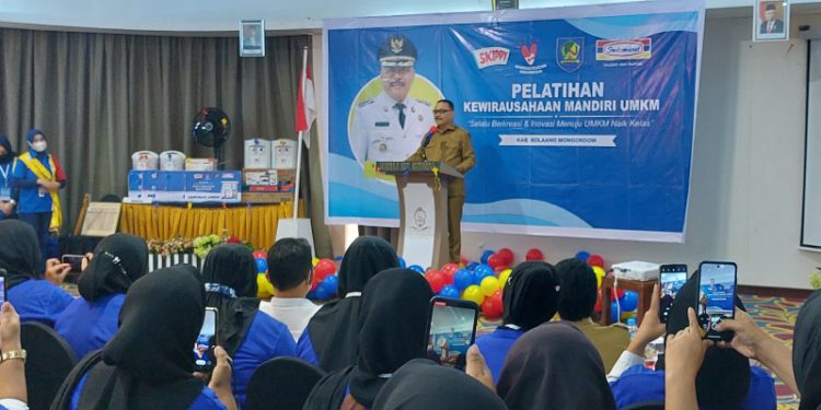 TOTABUAN.CO BOLMONG -- Pejabat Bupati Bolaang Mongondow (Bolmong) Limi Mokodompit  memberikan angin segar bagi para pelaku Usaha Mikro Kecil Menengah (UMKM) di Kabupaten Bolmong. Limi menegaskan, pengusaha Ritel seperti Indomaret dan Alfamart harus memberikan ruang kepada para pelaku UMKM di Bolmong untuk memasarkan produk mereka. Hal itu dikatakan saat membuka pelatihan kewirausahaan mandiri UMKM sekaligus penandatangan MoU dengan PT Indomarco di ballroom Sutan Raja Kotamobagu Senin 19 September 2022. Menurutnya, produk yang dari pelaku usaha di Bolmong wajib diakomodir untuk dijual di Indomaret hasil Usaha Mikro Kecil Menengah (UMKM) lokal. Kebijakan ini kata Limi, menyikapi banyaknya usaha ritel baru di Bolmong. “Indomaret wajib menjual produk UMKM lokal Bolmong,” kata Limi. Selain itu Dinas Perdagangan dan ESDM Bolmong diharapkan untuk mengawal para pelaku UMKM dengan harapan pelaku UMKM mendapatkan kemudahan dalam memperoleh kemasan yang layak dengan harga yang lebih murah. Sehingga mampu memperbaiki nilai jual. "Itu upaya yang kita lakukan selain dari upaya regulasi, yang kita bangun bagaimana UMKM kita bisa masuk pasar ritel bukan hanya di Bolmong tetapi Indonesia,” katanya. Ada dua sektor yang bertahan di masa Pandemi COVID-19. Limi berujar dua sektor itu yakni  UMKM dan pertanian. Pelatihan dan pendidikan kewirausahaan mandiri ini diharapkan akan memberikan dampak ekonomi bagi masyarakat secara konsisten. Branch manager PT Indomarco Pris mata Saptaji Prihantoro pelatihan yang digelar ini melibatkan 100 pelaku UMKM yang ada di Kabupaten Bolmong. Saptaji mengatakan, jika selama ini muncul stikma bahwa kehadiran Indomaret mematikan para pelaku UMKM. Padahal kehadiran PT Indomarco katanya justru akan membantu para pelaku UMKM untuk menjual produk lokal, termasuk UMKM di Bolmong. Dia membeberkan, sudah ada 70 produk se Sulut sudah dijual di Indomaret. Dia berharap dengan adanya pelatihan ini, produk UMKM Bolmong sudah bisa dipajang di rak-rak Indomaret di Sulut. Namun tentunya dengan kemasan dan harga sesuai. Pada pelatihan yang dilakukan ini, merupakan rangkaian Sembilan tahun PT Indomarco hadir di Kabupaten Bolmong. "PT Indomarco akan membuka pintu selebar-lebarnya bagi produk UMKM Bolmong. Tapi tentu sudah label halal-nya," kata dia. (*)