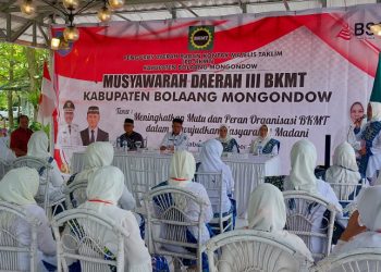 TOTABUAN.CO BOLMONG -- Sekretaris Daerah (Sekda) Kabupaten Bolaang Mongondow (Bolmong) Tahlis Gallang mewakili Penjabat Bupati Limi Mokodompit membuka Musyawarah Daerah (Musda) ke III Badan Kontak Majelis Taklim (BKMT) Kabupaten Bolmong Rabu 28 September 2022. Pembukaan Musda BKMT Kabupaten Bolmomg ke III itu, dihadiri Ketua Pengadilan Agama Bolmong Shabri Makmur Bora serta jajaran pengurus. Saat menyampaikan sambutan, Sekda Bolmong Tahlis Gallang menyampaikan pesan persatuan. Utamanya kepada seluruh organisasi kemasyarakatan di Kabupaten Bolmong untuk tidak henti-hentinya memberikan kontribusi terhadap pembangunan daerah. Tahlis menyampaikan pemerintah daerah terus memberi perhatian terhadap seluruh organisasi sosial kemasyarakatan yang ada di Bolmong, termasuk didalamnya BKMT. Ia mengaku peran BKMT Bolmong telah banyak membantu mengupayakan terbangunnya sosial kemasyarakatan dalam suasana hidup rukun, damai, dan tetap dalam satu interaksi sosial yang baik. Selama ini kata Tahlis, BKMT telah mewujudkan suatu program kegiatan suara dibalik surau. Kegiatan yang sering dihadiri banyak pihak dan unsur ini membawa pesan-pesan yang menyejukkan.Baik tentang saling peduli, membangun silaturahim, dan kekompakan sesuai norma yang diatur dalam agama, khususnya agama Islam. “Inilah salah satu peran kecil yang telah diberikan oleh BKMT dalam membantu pemerintah untuk mewujudkan Bolmomg yang kondusif,” katanya. Tahlis pun menitip pesan agar penyelenggaraan Musda III BKMT Bolmong berlangsung aman dan penuh kekeluargaan. “Semoga prosesnya tetap sejuk, damai dan mengutamakan kebersamaan. Sehingga siapapun yang terpilih bisa menjadi bagian yang diakui hasilnya oleh seluruh peserta musyawarah,” katanya. BKMT menurutnya adalah forum bersama, tempat bertukar pendapat dan bertukar pengalaman bagi anggotanya, serta diperuntukkan bagi semua kalangan. Tetapi kini lebih dikenal sebagai forum berkumpul bagi para perempuan. Hal ini terlihat ketika BKMT diarahkan sebagai bentuk upaya dakwah yang terfokus pada pemberdayaan kaum perempuan. (*)