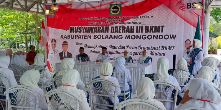 TOTABUAN.CO BOLMONG -- Sekretaris Daerah (Sekda) Kabupaten Bolaang Mongondow (Bolmong) Tahlis Gallang mewakili Penjabat Bupati Limi Mokodompit membuka Musyawarah Daerah (Musda) ke III Badan Kontak Majelis Taklim (BKMT) Kabupaten Bolmong Rabu 28 September 2022. Pembukaan Musda BKMT Kabupaten Bolmomg ke III itu, dihadiri Ketua Pengadilan Agama Bolmong Shabri Makmur Bora serta jajaran pengurus. Saat menyampaikan sambutan, Sekda Bolmong Tahlis Gallang menyampaikan pesan persatuan. Utamanya kepada seluruh organisasi kemasyarakatan di Kabupaten Bolmong untuk tidak henti-hentinya memberikan kontribusi terhadap pembangunan daerah. Tahlis menyampaikan pemerintah daerah terus memberi perhatian terhadap seluruh organisasi sosial kemasyarakatan yang ada di Bolmong, termasuk didalamnya BKMT. Ia mengaku peran BKMT Bolmong telah banyak membantu mengupayakan terbangunnya sosial kemasyarakatan dalam suasana hidup rukun, damai, dan tetap dalam satu interaksi sosial yang baik. Selama ini kata Tahlis, BKMT telah mewujudkan suatu program kegiatan suara dibalik surau. Kegiatan yang sering dihadiri banyak pihak dan unsur ini membawa pesan-pesan yang menyejukkan.Baik tentang saling peduli, membangun silaturahim, dan kekompakan sesuai norma yang diatur dalam agama, khususnya agama Islam. “Inilah salah satu peran kecil yang telah diberikan oleh BKMT dalam membantu pemerintah untuk mewujudkan Bolmomg yang kondusif,” katanya. Tahlis pun menitip pesan agar penyelenggaraan Musda III BKMT Bolmong berlangsung aman dan penuh kekeluargaan. “Semoga prosesnya tetap sejuk, damai dan mengutamakan kebersamaan. Sehingga siapapun yang terpilih bisa menjadi bagian yang diakui hasilnya oleh seluruh peserta musyawarah,” katanya. BKMT menurutnya adalah forum bersama, tempat bertukar pendapat dan bertukar pengalaman bagi anggotanya, serta diperuntukkan bagi semua kalangan. Tetapi kini lebih dikenal sebagai forum berkumpul bagi para perempuan. Hal ini terlihat ketika BKMT diarahkan sebagai bentuk upaya dakwah yang terfokus pada pemberdayaan kaum perempuan. (*)