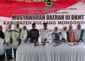 TOTABUAN.CO BOLMONG -- Badan Kontak Majelis Taklim (BKMT) Kabupaten Bolaang Mongondow (Bolmong) menggelar Musyawarah Daerah (Musda) ke III. Musda BKMT Bolmong itu, dibuka Sekretaris Daerah Bolmong Tahlis Gallang yang dihadiri jajaran pengurus BKMT kecamatan bertempat di Resto D Talaga Rabu 28 September 2022. Pada Musda BKMT tersebut Hj Dra Ulfa Paputungan kembali terpilih secara aklamasi. Staf Khusus Bupati Bolmong itu mendapat dukungan penuh dari semua pengurus dari semua kecamatan di Kabupaten Bolmong. "Terima kasih atas kepercayaan yang kembali diberikan jajaran pengurus kecamatan kepada saya untuk memimpin BKMT Kabupaten Bolmong," ucap Ulfa. Ulfa juga menyampaikan ucapan terima kasih kepada Pemerintah Kabupaten Bolmong yang selama ini terus memberikan perhatian. Di Musda itu, masa periode Ketua BKMT Bolmong Dra Hj Ulfa Paputungan yakni 2022-2027. Rencananya dalam waktu dekat, BKMT Bolmong akan melaksanakan rapat kerja daerah BKMT untuk membahas program-program jangka pendek dan jangka panjang yang akan dilaksanakan 5 tahun ke depannya. (*)