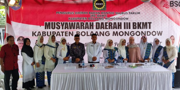 TOTABUAN.CO BOLMONG -- Badan Kontak Majelis Taklim (BKMT) Kabupaten Bolaang Mongondow (Bolmong) menggelar Musyawarah Daerah (Musda) ke III. Musda BKMT Bolmong itu, dibuka Sekretaris Daerah Bolmong Tahlis Gallang yang dihadiri jajaran pengurus BKMT kecamatan bertempat di Resto D Talaga Rabu 28 September 2022. Pada Musda BKMT tersebut Hj Dra Ulfa Paputungan kembali terpilih secara aklamasi. Staf Khusus Bupati Bolmong itu mendapat dukungan penuh dari semua pengurus dari semua kecamatan di Kabupaten Bolmong. "Terima kasih atas kepercayaan yang kembali diberikan jajaran pengurus kecamatan kepada saya untuk memimpin BKMT Kabupaten Bolmong," ucap Ulfa. Ulfa juga menyampaikan ucapan terima kasih kepada Pemerintah Kabupaten Bolmong yang selama ini terus memberikan perhatian. Di Musda itu, masa periode Ketua BKMT Bolmong Dra Hj Ulfa Paputungan yakni 2022-2027. Rencananya dalam waktu dekat, BKMT Bolmong akan melaksanakan rapat kerja daerah BKMT untuk membahas program-program jangka pendek dan jangka panjang yang akan dilaksanakan 5 tahun ke depannya. (*)