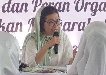 TOTABUAN.CO POLITIK -- Siapa yang tidak kenal Yasti Soepredjo Mokoagow ?. Politisi perempuan muslim Sulawesi Utara (Sulut) ini, rupanya masih jadi idola bagi emak-emak. Nama Yasti Soepredjo Mokoagow, sudah tidak asing lagi bagi kalangan emak-emak, terlebih untuk Pemilihan Legislatif (Pileg) 2024 mendatang. Sebab pernah dua kali terpilih sebagai anggota DPR RI, bahkan Bupati Bolaang Mongondow (Bolmong) satu periode membuat namanya masih sangat melekat. Nama Yasti Soepredjo Mokoagow terus menjadi perbincangan. Karena banyak yang bertanya soal langkah politiknya, apakah akan maju kembali di Pilkada Bolmong atau akan  mencalonkan diri di Pileg 2024 mendatang. Yasti pun menegaskan, soal sikap politiknya. Ia menyatakan, tekadnya sudah bulat untuk mencalonkan diri di Pileg 2024. "Saya insya Allah akan maju kembali ke DPR RI sebagai Caleg di 2024 mendatang," ucap Yasti menjawab pertanyaan salah satu Ibu rumah tangga asal Lolak. Yasti berujar, bahwa dirinya sudah mendaftar lewat PDI Perjuangan. Sebab saat ini kata dia, PDI Perjuangan sudah membuka pendaftaran secara online. "Saya sudah mendaftar lewat PDI Perjuangan. Pendaftarannya lewat online," ucap Yasti menjelaskan. Masih Jadi Idola Emak-emak Kontribusi Yasti Soepredjo Mokoagow saat duduk di Komisi V untuk mendatangkan anggaran di Sulut khususnya di Bolaang Mongondow Raya (BMR) nyata adanya. Anggaran untuk pembangunan infrastruktur jalan, jembatan, bendungan serta bantuan infrastruktur lainnya yang berhubungan langsung dengan masyarakat kurang mampu sangat besar. Sehingga, menjadi alasan bagi warga, mengapa Yasti Soepredjo Mokoagow masih menjadi idola. "Secara rasional untuk Pileg mendatang, Ibu Yasti masih menjadi idola bagi kami yang ada di Kabupaten Bolmong," kata Sry Nefi Yayubangkai warga Kecamatan Lolayan. Menurutnya, sepak terjang Bupati Guhanga Bolmong ini sudah teruji. Dua kali duduk sebagai anggota DPR RI menjadi bahan tolak ukur menjadikan Yasti tetap jadi idola di Pileg nanti. Hal serupa dikatakan Nety Paputungan warga Kecamatan Lolak. Menurut Nety, nama Yasti Soepredjo Mokoagow bukan hanya dikenal bagi kalangan warga BMR saja.Tetapi dikenal di Sulut. Mulai dari pengusaha, birokrat, akademisi, cendikiawan serta kalangan aktivis. Sehingga itu, sosok politisi sekaligus pengusaha ini dinilai sangat pantas duduk kembali di DPR RI. "Iya, Ibu Yasti masih sangat pantas menjadi wakil rakyat Sulut. Beliau sudah terbukti saat duduk di DPR RI lalu," kata Nety didampingi Halipa Bolota. Realita politik saat ini  menunjukkan masih rendahnya keterwakilan perempuan di lembaga DPR. Kembalinya Yasti Soepredjo Mokoagow untuk mencalonkan diri di DPR RI, dinilai sebagai representatif keterwakilan perempuan Muslim di Sulut. Bagi mereka, sosok Yasti bukanlah politisi kaleng-kaleng. Ia punya kapasitas dan kapabilitas untuk menjadi salah satu wakil rakyat di Bumi Nyiur Melambai. (*)