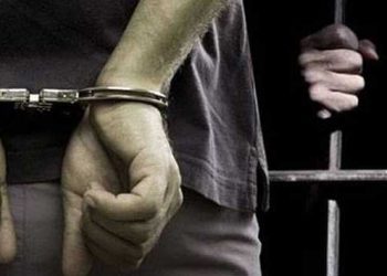 TOTABUAN.CO KOTAMOBAGU – Penyidik Polres Kotamobagu mengeluarkan Surat Perintah Penangkapan (SPP) terhadap salah satu pejabat Pemkot Kotamobagu. SPP tersebut ditandatangani Kasat Reskrim AKP Batara Indra Aditya tertanggal 15 September 2022. “Oknum Kadis Pemkot Kotamobagu, resmi menjadi tahanan Polres Kotamobagu dan ditetapkan sebagai tersangka,” ujar Kasat Reskrim Polres Kotamobagu AKP Batara Indra Aditya. Batara mengatakan, oknum Kadis tersebut diperiksa sebagai tersangka atas kasus dugaan perampasan dan atau pencurian yang dilaporkan oleh HP alias Has, oknum Sekretaris Dinas (Sekdis) di jajaran Pemkot Kotamobagu. Surat Perintah Penangkapan itu bernomor SP.kap/165/lX/Res/.1.8/2022. Dikeluarkannya SPP tersebut, karena tersangka 2 kali berturut — turut tidak datang menghadap tanpa alasan yang jelas. Saat ini oknum Kadis sudah ditahan dan berada di ruangan tahanan Polres Kotamobagu. (*)