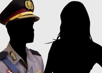 TOTABUAN.CO KOTAMOBAGU – Belum usai kasus Ferdy Sambo yang mencederai institusi Kepolisian, kini muncul kasus yang kembali mencoreng institusi Polri. Kali ini oknum anggota Polres Kotamobagu inisial A dilaporkan karena diduga memperkosa keponakannya sendiri. Kapolres Kotamobagu AKBP Dasveri Abdi mengatakan, kasus tersebut sudah ditangani Propam Polres Kotamobagu. Saat ini oknum polisi inisial A telah digelandang ke Mapolres untuk diproses hukum. “Terduga sudah ditangkap untuk dilakukan pemeriksaan lebih lanjut," tambah Dasveri seperti dilansir viva.co..id Proses hukum Bripka A itu diawali dengan pemeriksaan etik. Jika terbukti, terancam pemberhentian tidak dengan hormat (PTDH) atau dipecat dari Polri. "Yang bersangkutan kita proses hukum dan proses sidang kode etik Polri. Ancamannya  dipecat,” tegasnya. Kasi Humas Polres Kotamobagu, Iptu Dewa Dwiadnyana menyebutkan, awalnya Bripka A dilaporkan pihak keluarganya atas dugaan pencabulan terhadap keponakannya sendiri yang masih bocah. Aksi tak senonoh yang dilakukan Bripka A diduga sudah dilakukan 3 kali sejak 2020 lalu. Hal itu berdasar pengakuan pelapor berdasarkan dari laporan polisi (LP) di Polres Kotamobagu dengan nomor: LP/601/1X/ 2022/SPKT/RES-KTGU/SULUT Selasa, 6 September 2022. (*)