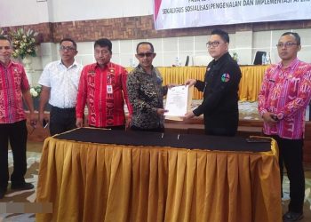 TOTABUAN.CO BOLMONG – Pemkab Bolaang Mongondow (Bolmong) kembali mempercayakan Bank SulutGo sebagai mitra dalam transaksi pencairan dana Bantuan Operasional Sekolah (BOS) di Kabupaten Bolmong.   Hal itu setelah dilakukan penandatanganan kerjasama tentang pelaksanaan transaksi non tunai dana BOS pada SD dan SMP se Kabupaten  Bolmong bertempat di Ball room Hotel Sutan Raja Kamis 15 September 2022. Penandatangan kerjasama itu dihadiri Asisten III Ashari Sugeha, Kadis Pendidikan Renti Mokoginta, Kaban Keuangan Daerah Seriyanto, Sekretaris Dinas Pendidikan Steven Tandayu, Kabid Pendapatan Wawan Korompot serta pihak Bank SulutGo dan pihak sekolah. Penandatangan kerjasama itu sekaligus sosialisasi pengenalan dan implementasi aplikasi Kasda BOS Tahun 2022. Menurut Kepala Dinas Pendidikan Bolmong Renti Mokoginta, setelah kerja sama, transaski mulai dilakukan. Namun untuk implementasi pasca kerjasama, dilakukan sosialisasi sekaligus pengenalan kepada pihak sekolah. Penandatanganan kerjasama itu dilakukan Kepala Cabang BSG Lolak David Yunus dengan Kepala Dinas Pendidikan Bolmong Renti Mokoginta disaksikan Asisten III Ashari Sugeha mewakili Penjabat Bupati Limi Mokodompit. Kacab Bank SulutGo Lolak David Yunus mengaku berterima kasih atas kepercayaan  Pemkab Bolmong. Menurut Davis, pihaknya akan komit memberikan pelayanan terbaik ke Pemkab Bolmong. Menurutnya, pengelolaan Dana BOS akan semakin mudah dengan layanan Kasda Online BSG. Transaksi dana BOS tidak lagi tunai tapi online. "Transaksi online lebih mudah, praktis dan cepat tidak harus ke bank," ujarnya. Penggunaan Kasda Online membantu mewujudkan akuntabilitas pengelolaan keuangan daerah. "Di sisi lain, kita mendorong pemerintah daerah menggunakan Kasda Online untuk mewujudkan gerakan nasional non tunai," katanya. “BSG punya aneka produk yang berbasis digital, yakni BSG debit, BSG direct dan mobile banking BSG touch,” katanya. (*)