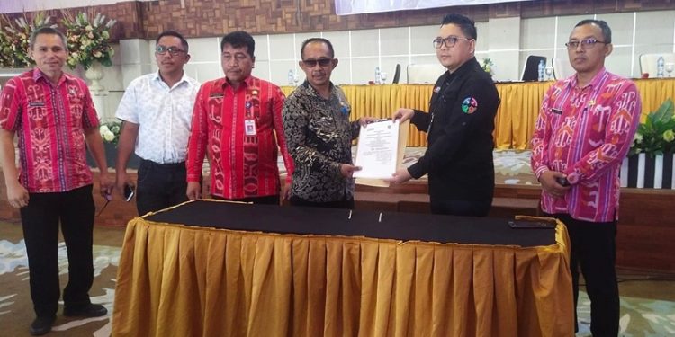 TOTABUAN.CO BOLMONG – Pemkab Bolaang Mongondow (Bolmong) kembali mempercayakan Bank SulutGo sebagai mitra dalam transaksi pencairan dana Bantuan Operasional Sekolah (BOS) di Kabupaten Bolmong.   Hal itu setelah dilakukan penandatanganan kerjasama tentang pelaksanaan transaksi non tunai dana BOS pada SD dan SMP se Kabupaten  Bolmong bertempat di Ball room Hotel Sutan Raja Kamis 15 September 2022. Penandatangan kerjasama itu dihadiri Asisten III Ashari Sugeha, Kadis Pendidikan Renti Mokoginta, Kaban Keuangan Daerah Seriyanto, Sekretaris Dinas Pendidikan Steven Tandayu, Kabid Pendapatan Wawan Korompot serta pihak Bank SulutGo dan pihak sekolah. Penandatangan kerjasama itu sekaligus sosialisasi pengenalan dan implementasi aplikasi Kasda BOS Tahun 2022. Menurut Kepala Dinas Pendidikan Bolmong Renti Mokoginta, setelah kerja sama, transaski mulai dilakukan. Namun untuk implementasi pasca kerjasama, dilakukan sosialisasi sekaligus pengenalan kepada pihak sekolah. Penandatanganan kerjasama itu dilakukan Kepala Cabang BSG Lolak David Yunus dengan Kepala Dinas Pendidikan Bolmong Renti Mokoginta disaksikan Asisten III Ashari Sugeha mewakili Penjabat Bupati Limi Mokodompit. Kacab Bank SulutGo Lolak David Yunus mengaku berterima kasih atas kepercayaan  Pemkab Bolmong. Menurut Davis, pihaknya akan komit memberikan pelayanan terbaik ke Pemkab Bolmong. Menurutnya, pengelolaan Dana BOS akan semakin mudah dengan layanan Kasda Online BSG. Transaksi dana BOS tidak lagi tunai tapi online. "Transaksi online lebih mudah, praktis dan cepat tidak harus ke bank," ujarnya. Penggunaan Kasda Online membantu mewujudkan akuntabilitas pengelolaan keuangan daerah. "Di sisi lain, kita mendorong pemerintah daerah menggunakan Kasda Online untuk mewujudkan gerakan nasional non tunai," katanya. “BSG punya aneka produk yang berbasis digital, yakni BSG debit, BSG direct dan mobile banking BSG touch,” katanya. (*)