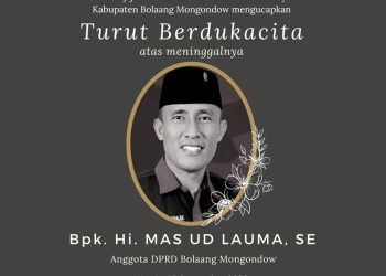 TOTABUAN.CO BOLMONG – Pihak keluarga, akhirnya memutuskan untuk melaksanakan pemakaman jenazah almarhum Masud Lauma Jumat 16 September 2022 besok. Anggota DPRD Bolmong itu, rencananya akan dimakamkan di pemakaman umum Desa Tanoyan Utara Kecamatan Lolayan. “Iya, pemakaman jumat besok pukul 09.00 Wita. Begitu keputusan pihak keluarga. Almarhum akan dimakamkan di pemakaman umum Desa Tanoyan Utara," ucap Camat Lolayan Abdul Rivai Mokoagow. Pantauan di rumah duka Kamis (15/9) sore, rumah duka padati warga. Tidak terkecuali para anggota DPRD Kabupaten Bolaang Mongondow, anggota DPRD Kotamobagu. Selain itu tampak Pejabat Bupati Bolmong Limi Mokodompit serta pata pimpinan SKPD, serta tokoh masyarakat lainnya. Almarhum tercatat sebagai anggota DPRD Bolmong yang juga sebagai Sekretaris DPC PDI Perjuangan Bolmong. Di DPRD Bolmong almarhum dipercayakan sebagai Ketua Bapemperda. Selain itu sebagai anggota Komisi III, anggota Banggar dan anggota Banmus. Semasa hidup almarhum dibilang vokal menyuarakan kepentingan masyarakat. Almarhum juga dikenal sangat dekat dengan masyarakat begitu juga dengan para staf di Sekretariat DPRD. Akan Hadir RDP Bersama Tenaga Honorer Kamis (15/9) merupakan hari terakhir bagi Papa Anshar sapaan akrabnya sebagai wakil rakyat. Hari itu, bertepatan dengan Rapat Dengar Pendapat (RDP) dengan Dinas Kesehatan terkait nasib tenaga honorer. Rupanya saat menuju kantor DPRD, hari yang ditentukan Allah SWT sudah tiba. Almarhum mengalami kecelakaan dan meninggal dunia. Kejadian itu membuat para kolega Almarhum tidak percaya. “Tidak mungkin. Itu bukan Papa Anshar,” ungkap Febrianto Tangahu anggota DPRD Bolmong dengan mata berkaca-kaca. “Dia belum meninggal. Mungkin dia dalam keadaan pingsan,” sambung anggota DPRD Mohamad Syahrudin Mokoagow dengan perasaan tak percaya. Kedua kolega almarhum itu mengaku awalnya tak percaya. Sebab sebelum menuju kantor masih sempat telepon untuk menghadiri di RDP. Akan tetapi, perasaan itu, ternyata menjadi nyata. Dan itu menjadi akhir dari Almarhum.  “Ternyata benar, Papa Anshar meninggal dunia,” ungkap Anto sapaan Febrianto Tangahu sambil menyeka air mata. Anto merupakan politisi Nasdem. Ia bersama Almarhum tercatat sebagai anggota DPRD dari Dapil 3 Kecamatan Lolayan yang hanya bersebelahan kampung. Kecelakaan itu membawa duka mendalam bagi keluarga besar DPRD Bolmong, serta warga di Kecamatan Lolayan. Semoga peristiwa itu saat akan melaksanakan tugas, dicatat sebagai pahala Jihad bagi almarhum.     Berdasarkan data yang himpun, kecelakaan lalu lintas itu terjadi  di Desa Solimandungan Kecamatan Bolaang. Lakalantas ini melibatkan 3 kendaraan roda 4 dan menyebabkan 1 orang meninggal dunia, 1 luka parah. Kasat Lantas Bolmong AKP Judi Sam Dotulong  mengatakan, kronologis kejadian bermula saat kendaraan yang dikendarai Masud Lauma beriringan di belakang sedan putih yang dikendarai Emon Kauan dari arah Kotamobagu. Sementara truk yang dikendarai Johan diparkir karena ingin makan bersama kedua keneknya. Saat beriringan mobil yang dikendarai anggota DPRD Bolmong menyalip sedan putih Accord yang dikendarai Emon. Namun saat sedang menyalip, muncul kendaraan roda 2 dari arah berlawanan. "Korban membanting stir ke kiri dan menabrak belakang truk yang diparkir di pinggir jalan," kata Kasat Lantas Bolmong AKP Judi Sam Dotulong menjelaskan. Sementara itu untuk mobil Sedan putih yang sudah di belakang kendaraan yang dikendarai Masud sudah tak sempat mengerem dan menabrak samping kiri kendaraan Calya. "Dari kesaksian sopir truk seperti itu, saat ini kita sedang melakukan olah TKP. Dan untuk kondisi kendaraan mobil Calya rusak berat, sedan putih bagian depan hancur, dan truk hanya lecet di bagian belakang,” tambahnya. Sementara korban langsung dibawa ke kediamannya sedangkan sopir truk untuk sementara kami amankan ke Polsek terdekat. Sedangkan sopir Sedan putih akan dimintai keterangan. "Sopir sedan sudah melapor ke Polres Pusian," ucapnya.  (*)