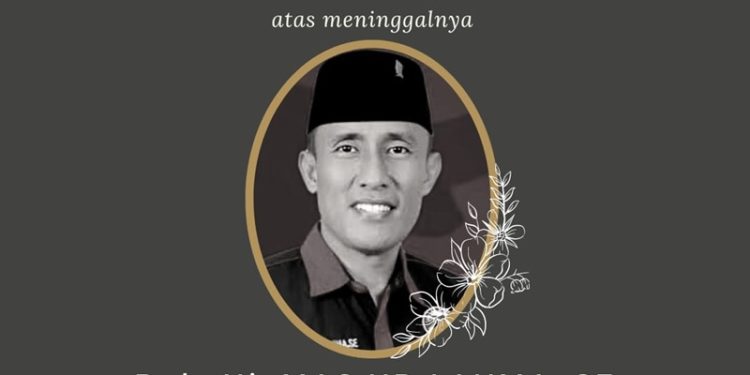 TOTABUAN.CO BOLMONG – Pihak keluarga, akhirnya memutuskan untuk melaksanakan pemakaman jenazah almarhum Masud Lauma Jumat 16 September 2022 besok. Anggota DPRD Bolmong itu, rencananya akan dimakamkan di pemakaman umum Desa Tanoyan Utara Kecamatan Lolayan. “Iya, pemakaman jumat besok pukul 09.00 Wita. Begitu keputusan pihak keluarga. Almarhum akan dimakamkan di pemakaman umum Desa Tanoyan Utara," ucap Camat Lolayan Abdul Rivai Mokoagow. Pantauan di rumah duka Kamis (15/9) sore, rumah duka padati warga. Tidak terkecuali para anggota DPRD Kabupaten Bolaang Mongondow, anggota DPRD Kotamobagu. Selain itu tampak Pejabat Bupati Bolmong Limi Mokodompit serta pata pimpinan SKPD, serta tokoh masyarakat lainnya. Almarhum tercatat sebagai anggota DPRD Bolmong yang juga sebagai Sekretaris DPC PDI Perjuangan Bolmong. Di DPRD Bolmong almarhum dipercayakan sebagai Ketua Bapemperda. Selain itu sebagai anggota Komisi III, anggota Banggar dan anggota Banmus. Semasa hidup almarhum dibilang vokal menyuarakan kepentingan masyarakat. Almarhum juga dikenal sangat dekat dengan masyarakat begitu juga dengan para staf di Sekretariat DPRD. Akan Hadir RDP Bersama Tenaga Honorer Kamis (15/9) merupakan hari terakhir bagi Papa Anshar sapaan akrabnya sebagai wakil rakyat. Hari itu, bertepatan dengan Rapat Dengar Pendapat (RDP) dengan Dinas Kesehatan terkait nasib tenaga honorer. Rupanya saat menuju kantor DPRD, hari yang ditentukan Allah SWT sudah tiba. Almarhum mengalami kecelakaan dan meninggal dunia. Kejadian itu membuat para kolega Almarhum tidak percaya. “Tidak mungkin. Itu bukan Papa Anshar,” ungkap Febrianto Tangahu anggota DPRD Bolmong dengan mata berkaca-kaca. “Dia belum meninggal. Mungkin dia dalam keadaan pingsan,” sambung anggota DPRD Mohamad Syahrudin Mokoagow dengan perasaan tak percaya. Kedua kolega almarhum itu mengaku awalnya tak percaya. Sebab sebelum menuju kantor masih sempat telepon untuk menghadiri di RDP. Akan tetapi, perasaan itu, ternyata menjadi nyata. Dan itu menjadi akhir dari Almarhum. “Ternyata benar, Papa Anshar meninggal dunia,” ungkap Anto sapaan Febrianto Tangahu sambil menyeka air mata. Anto merupakan politisi Nasdem. Ia bersama Almarhum tercatat sebagai anggota DPRD dari Dapil 3 Kecamatan Lolayan yang hanya bersebelahan kampung. Kecelakaan itu membawa duka mendalam bagi keluarga besar DPRD Bolmong, serta warga di Kecamatan Lolayan. Semoga peristiwa itu saat akan melaksanakan tugas, dicatat sebagai pahala Jihad bagi almarhum. Berdasarkan data yang himpun, kecelakaan lalu lintas itu terjadi di Desa Solimandungan Kecamatan Bolaang. Lakalantas ini melibatkan 3 kendaraan roda 4 dan menyebabkan 1 orang meninggal dunia, 1 luka parah. Kasat Lantas Bolmong AKP Judi Sam Dotulong mengatakan, kronologis kejadian bermula saat kendaraan yang dikendarai Masud Lauma beriringan di belakang sedan putih yang dikendarai Emon Kauan dari arah Kotamobagu. Sementara truk yang dikendarai Johan diparkir karena ingin makan bersama kedua keneknya. Saat beriringan mobil yang dikendarai anggota DPRD Bolmong menyalip sedan putih Accord yang dikendarai Emon. Namun saat sedang menyalip, muncul kendaraan roda 2 dari arah berlawanan. "Korban membanting stir ke kiri dan menabrak belakang truk yang diparkir di pinggir jalan," kata Kasat Lantas Bolmong AKP Judi Sam Dotulong menjelaskan. Sementara itu untuk mobil Sedan putih yang sudah di belakang kendaraan yang dikendarai Masud sudah tak sempat mengerem dan menabrak samping kiri kendaraan Calya. "Dari kesaksian sopir truk seperti itu, saat ini kita sedang melakukan olah TKP. Dan untuk kondisi kendaraan mobil Calya rusak berat, sedan putih bagian depan hancur, dan truk hanya lecet di bagian belakang,” tambahnya. Sementara korban langsung dibawa ke kediamannya sedangkan sopir truk untuk sementara kami amankan ke Polsek terdekat. Sedangkan sopir Sedan putih akan dimintai keterangan. "Sopir sedan sudah melapor ke Polres Pusian," ucapnya. (*)