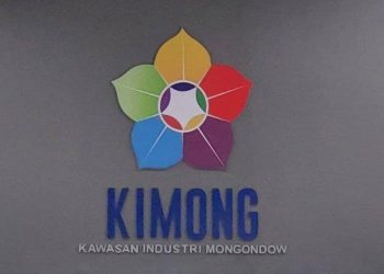 TOTABUAN. CO BOLMONG – Pemkab Bolaang Mongondow (Bolmong) melalui Dinas Lingkungan Hidup melakukan pengumuman penerbitan surat keputusan Kelayakan Lingkungan Hidup (KLH) untuk pengoperasian PT Kawasan Industri Mongondow (KIMONG). Surat tersebut dikeluarkan Dinas Penanaman Modal dan Pelayanan Terpadu Satu Pintu ( DPM PTSP)  tertanggal 1 September 2022.  Pengumuman tersebut bernomor D.23/DLH/509/IX/2022 ditandatangani Kepala Dinas Lingkungan Hidup Bolmong Yahya Fasa.  Kepala DLH Bolmong Yahya Fasa mengatakan, surat keputusan KLH tersebut, didasari atas Undang — Undang Nomor 32 tahun 2009 tentang Perlindungan dan Pengelolaan Lingkungan Hidup, Undang-Undang Nomor 11 tahun 2020 tentang Cipta Kerja, Peraturan Pemerintah Nomor 22 tahun 2021 tentang Penyelenggaraan Perlindungan dan Pengelolaan Lingkungan Hidup, serta rekomendasi Kelayakan Lingkungan Hidup dari DLH Nomor: 24/Sek-KPA/VIII/2022 tanggal 31 Agustus 2022 tentang hasil penilaian dokumen Analisis Dampak Lingkungan (ANDAL), Rencana Pengelolaan Lingkungan Hidup (RKL) dan Rencana Pemantauan Lingkungan Hidup (RPL) untuk rencana kegiatan pembangunan Kawasan Industri Mongondow (KIMONG) di Kecamatan Lolak Kabupaten Bolmong. Di surat keputusan tersebut dituangkan untuk usaha dan atau kegiatan pembangunan Kawasan Industri Mongondow (KIMONG). Dengan Nomor Induk Berusaha (NIB) 9120215062929 dan status penanaman modal adalah PMDN. Pembangunan Kawasan Industri Mongondow yang akan dilaksanakan di Kecamatan Lolak meliputi  Desa Lolak, Desa Lolak Il, Desa Padang Lalow, Desa Pindolili, Desa Dulangon, Desa Mongkoinit, Desa Lalow, Desa Lolak Tambolango dan Desa Tuyat. Kepala Bidang Penaatan, Penaatan Perlindungan Pengelolaan Lingkungan Hidup dan Peningkatan Kapasitas DLH Bolmong Erni Tungkagi menambahkan, saat ini DLH sedang melakuan pengumuman terkait surat keputusan  Kelayakan Lingkungan Hidup (KLH) untuk pengoperasian PT Kawasan Industri Mongondow (KIMONG), agar masyarakat di sekitar lokasi kegiatan dapat mengetahui bahwa setelah melalui proses pemeriksaan dan penilaian ANDAL yang ketat, pembangunan Kawasan Industri Mongondow dinyatakan layak dari aspek lingkungan hidup sehingga pihak pelaku usaha atau PT Kawasan Industri Mongondow dapat melanjutkan ke proses selanjutnya berdasarkan peraturan perundangan- undangan yang berlaku disektor terkait. “Pengumuman tentang Kelayakan Lingkungan Hidup (KLH) untuk pengoperasian PT Kawasan Industri Mongondow (KIMONG) sedang kita lakukan dimulai dari Kantor Camat Lolak dan ke desa yang masuk dalam wilayah studi,” kata Erni menjelaskan Selasa 6 September 2022. Dia menegaskan, perusahaan wajib membuat dan menyampaikan laporan terhadap pelaksanaan PPLH kepada menteri, gubernur dan bupati. Setiap kelalaian dan/atau penyimpangan yang dilakukan pihak perusahan karena kegiatan sebagaimana yang termuat dalam persetujuan  lingkungan, dapat dikenai sanksi sesuai peraturan perundang - undangan yang berlaku. Erni mengatakan, apabila terjadi perubahan atas rencana usaha dan/atau kegiatan, penanggung jawab usaha atau kegiatan wajib mengajukan permohonan perubahan persetujuan lingkungan kepada pemerintah. (*)