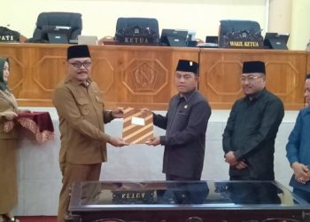 TOTABUAN.CO BOLMONG – KUA PP Pengesahan itu, dilakukan lewat rapat paripurna yang dipimpin Ketua DPRD Bolmong Welty Komaling Senin 12 September 2022. Rapat paripurna itu dihadiri Pejabat Bupati Limi Mokodompit, Sekda Bolmong Tahlis Gallang, para Asisten, pimpinan OPD, serta para Camat.    Menurut Ketua DPRD Bolmong Welty Komaling, pengesahan tersebut merupakan kesepakatan bersama, antara eksekutif dan legislatif, yang diharapkan dapat bersama-sama saling memberikan dukungan dan kontribusi sesuai dengan kewenangannya. Mulai dari proses perencanaan, pelaksanaan, pengendalian, hingga tahapan evaluasi. "Sebelum disahkan, sudah dilakukan pembahasan antara eksekutif dan legislatif. Ini demi kepentingan rakyat Kabupaten Bolmong dapat dilayani secara maksimal yang akan membawa kemajuan dan kesejahteraan," ucap Welty. Terpisah Penjabat Bupati Bolmong Limi Mokodompit mengaku bersyukur, perubahan KUA PPAS tahun anggaran 2022 telah disepakati. Menurut Limi, rapat paripurna DPRD ini, merupakan lanjutan dari pembahasan antara pihak eksekutif dan legislatif untuk memformulasikan kembali perubahan KUA PPAS APBD Kabupaten Bolmong tahun anggaran 2022. “KUA PPAS APBD tahun anggaran 2022, merupakan langkah penting yang harus dilakukan untuk menyesuaikan dinamika perkembangan dan perubahan yang terjadi, guna memaksimalkan pencapaian target prioritas pembangunan daerah,”katanya. Perubahan KUA PPAS APBD Kabupaten Bolmong tahun anggaran 2022, merupakan dokumen perencanaan pembangunan daerah. Ia berharap melalui penetapan ini, hendaknya menjadikan dokumen ini sebagai pedoman dan acuan, dalam menyusun Ranperda tentang perubahan APBD Kabupaten Bolmong tahun anggaran 2022. Limi mengajak seluruh komponen masyarakat di Kabupaten Bolmong dapat mengawasi jalannya berbagai program dan kegiatan yang telah ditetapkan sampai akhir pelaksanaannya. Sebab setiap rupiah dan sumber daya yang digunakan, adalah milik masyarakat Bolmong yang dipercaya  untuk digunakan demi kepentingan masyarakat. (*)