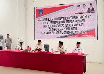 TOTABUAN.CO BOLSEL – Pemkab Bolaang Mongondow Selatan (Bolsel) mulai mensosialisasikan Surat Kementerian PAN-RB terkait pemetaan Data tenaga non ASN dan Rekon Data Tenaga non ASN lintas OPD. Sosialisasi tersebut dibuka Wakil Bupati Deddy Abdul Hamid yang digelar di ruang pertemuan Herson Mayulu, Lantai 3 Kantor Bupati, Kawasan Perkantoran Panango, Kecamatan Bolaang Uki Rabu 14 September 2022. Sosialisasi tersebut dihadiri Asisten Bidang Ekonomi dan Pembangunan Muhamad Suja Alamri, jajaran Staf Ahli dan pimpinan perangkat daerah, serta para tenaga Non ASN lingkup Pemkab Bolsel. Wakil Bupati Bolsel Deddy Abdul Hamid menyebutkan,  jumlah THL atau tenaga non ASN di Pemkab Bolsel sudah sangat banyak dibandingkan dengan daerah-daerah lain. Karenanya, diperlukan pemetaan dan pendataan kembali sesuai petunjuk Kementerian PAN-RB. "Saya dan Pak Bupati sangat mementingkan kesejahteraan teman-teman Non ASN. Mohon agar tetap dapat berdiri di barisan yang sama dengan kami," ujar Deddy. Deddy juga mengimbau untuk THL atau non ASN agar serius mengurus pendataan dan jangan anggap remeh. Sebab hingga saat ini masih banyak THL yang belum memasukkan data. "Maksud pertemuan ini adalah untuk mensosialisasikan pendataan dan pemetaan tenaga Non ASN. Jadi, kami minta memasukkan data yang benar. Karena jika tidak sesuai akan tertolak oleh sistem. Untuk itu, rajinlah berkoordinasi dengan BKPSDM karena nanti akan ada aplikasi yang harus diinput masing-masing," kata Wabup. Deddy menambahkan, yang masuk dalam pendataan ini adalah Tenaga Non ASN dan Kategori 2 yang masih aktif sampai dengan tanggal 31 Desember 2021. Selain itu tidak termasuk tenaga kebersihan, penjaga kantor, dan sopir. "Alhamdulillah tahun 2022 ini kita mendapat jatah PPPK sebanyak 287 formasi untuk Guru dan Kesehatan. Jadi, teman-teman Non ASN yang berminat mengisi formasi tersebut agar mulai saat ini rajin belajar dan mempersiapkan diri mengikuti ujian CAT PPPK nanti," imbuhnya. Kepala BKPSDM Ahmadi Modeong menjelaskan, sosialisasi ini diadakan sebagai tindak lanjut surat Kementerian PAN-RB kepada seluruh Pemerintah Kabupaten/Kota se-Indonesia Juli 2022 terkait pemetaan dan pendataan pegawai non ASN. "Setelah hampir 1 bulan kami bersama pimpinan daerah memverifikasi data Non ASN yang masuk, maka Alhamdulillah per tanggal 31 Agustus 2022, telah terdata sebanyak 1.465 tenaga Non ASN di lingkungan Pemkab Bolsel," beber Ahmadi. Dia menambahkan, tujuan sosialisasi tersebut untuk merekon dan mencocokkan data yang dimasukkan ke BKPSDM agar sama dengan data yang ada di dinas masing-masing. “Jadi, setelah ini, jika ada jumlah yang tidak cocok agar langsung diverifikasi," katanya.. (*)