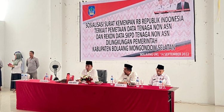 TOTABUAN.CO BOLSEL – Pemkab Bolaang Mongondow Selatan (Bolsel) mulai mensosialisasikan Surat Kementerian PAN-RB terkait pemetaan Data tenaga non ASN dan Rekon Data Tenaga non ASN lintas OPD. Sosialisasi tersebut dibuka Wakil Bupati Deddy Abdul Hamid yang digelar di ruang pertemuan Herson Mayulu, Lantai 3 Kantor Bupati, Kawasan Perkantoran Panango, Kecamatan Bolaang Uki Rabu 14 September 2022. Sosialisasi tersebut dihadiri Asisten Bidang Ekonomi dan Pembangunan Muhamad Suja Alamri, jajaran Staf Ahli dan pimpinan perangkat daerah, serta para tenaga Non ASN lingkup Pemkab Bolsel. Wakil Bupati Bolsel Deddy Abdul Hamid menyebutkan,  jumlah THL atau tenaga non ASN di Pemkab Bolsel sudah sangat banyak dibandingkan dengan daerah-daerah lain. Karenanya, diperlukan pemetaan dan pendataan kembali sesuai petunjuk Kementerian PAN-RB. "Saya dan Pak Bupati sangat mementingkan kesejahteraan teman-teman Non ASN. Mohon agar tetap dapat berdiri di barisan yang sama dengan kami," ujar Deddy. Deddy juga mengimbau untuk THL atau non ASN agar serius mengurus pendataan dan jangan anggap remeh. Sebab hingga saat ini masih banyak THL yang belum memasukkan data. "Maksud pertemuan ini adalah untuk mensosialisasikan pendataan dan pemetaan tenaga Non ASN. Jadi, kami minta memasukkan data yang benar. Karena jika tidak sesuai akan tertolak oleh sistem. Untuk itu, rajinlah berkoordinasi dengan BKPSDM karena nanti akan ada aplikasi yang harus diinput masing-masing," kata Wabup. Deddy menambahkan, yang masuk dalam pendataan ini adalah Tenaga Non ASN dan Kategori 2 yang masih aktif sampai dengan tanggal 31 Desember 2021. Selain itu tidak termasuk tenaga kebersihan, penjaga kantor, dan sopir. "Alhamdulillah tahun 2022 ini kita mendapat jatah PPPK sebanyak 287 formasi untuk Guru dan Kesehatan. Jadi, teman-teman Non ASN yang berminat mengisi formasi tersebut agar mulai saat ini rajin belajar dan mempersiapkan diri mengikuti ujian CAT PPPK nanti," imbuhnya. Kepala BKPSDM Ahmadi Modeong menjelaskan, sosialisasi ini diadakan sebagai tindak lanjut surat Kementerian PAN-RB kepada seluruh Pemerintah Kabupaten/Kota se-Indonesia Juli 2022 terkait pemetaan dan pendataan pegawai non ASN. "Setelah hampir 1 bulan kami bersama pimpinan daerah memverifikasi data Non ASN yang masuk, maka Alhamdulillah per tanggal 31 Agustus 2022, telah terdata sebanyak 1.465 tenaga Non ASN di lingkungan Pemkab Bolsel," beber Ahmadi. Dia menambahkan, tujuan sosialisasi tersebut untuk merekon dan mencocokkan data yang dimasukkan ke BKPSDM agar sama dengan data yang ada di dinas masing-masing. “Jadi, setelah ini, jika ada jumlah yang tidak cocok agar langsung diverifikasi," katanya.. (*)