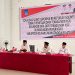 TOTABUAN.CO BOLSEL – Pemkab Bolaang Mongondow Selatan (Bolsel) mulai mensosialisasikan Surat Kementerian PAN-RB terkait pemetaan Data tenaga non ASN dan Rekon Data Tenaga non ASN lintas OPD. Sosialisasi tersebut dibuka Wakil Bupati Deddy Abdul Hamid yang digelar di ruang pertemuan Herson Mayulu, Lantai 3 Kantor Bupati, Kawasan Perkantoran Panango, Kecamatan Bolaang Uki Rabu 14 September 2022. Sosialisasi tersebut dihadiri Asisten Bidang Ekonomi dan Pembangunan Muhamad Suja Alamri, jajaran Staf Ahli dan pimpinan perangkat daerah, serta para tenaga Non ASN lingkup Pemkab Bolsel. Wakil Bupati Bolsel Deddy Abdul Hamid menyebutkan,  jumlah THL atau tenaga non ASN di Pemkab Bolsel sudah sangat banyak dibandingkan dengan daerah-daerah lain. Karenanya, diperlukan pemetaan dan pendataan kembali sesuai petunjuk Kementerian PAN-RB. "Saya dan Pak Bupati sangat mementingkan kesejahteraan teman-teman Non ASN. Mohon agar tetap dapat berdiri di barisan yang sama dengan kami," ujar Deddy. Deddy juga mengimbau untuk THL atau non ASN agar serius mengurus pendataan dan jangan anggap remeh. Sebab hingga saat ini masih banyak THL yang belum memasukkan data. "Maksud pertemuan ini adalah untuk mensosialisasikan pendataan dan pemetaan tenaga Non ASN. Jadi, kami minta memasukkan data yang benar. Karena jika tidak sesuai akan tertolak oleh sistem. Untuk itu, rajinlah berkoordinasi dengan BKPSDM karena nanti akan ada aplikasi yang harus diinput masing-masing," kata Wabup. Deddy menambahkan, yang masuk dalam pendataan ini adalah Tenaga Non ASN dan Kategori 2 yang masih aktif sampai dengan tanggal 31 Desember 2021. Selain itu tidak termasuk tenaga kebersihan, penjaga kantor, dan sopir. "Alhamdulillah tahun 2022 ini kita mendapat jatah PPPK sebanyak 287 formasi untuk Guru dan Kesehatan. Jadi, teman-teman Non ASN yang berminat mengisi formasi tersebut agar mulai saat ini rajin belajar dan mempersiapkan diri mengikuti ujian CAT PPPK nanti," imbuhnya. Kepala BKPSDM Ahmadi Modeong menjelaskan, sosialisasi ini diadakan sebagai tindak lanjut surat Kementerian PAN-RB kepada seluruh Pemerintah Kabupaten/Kota se-Indonesia Juli 2022 terkait pemetaan dan pendataan pegawai non ASN. "Setelah hampir 1 bulan kami bersama pimpinan daerah memverifikasi data Non ASN yang masuk, maka Alhamdulillah per tanggal 31 Agustus 2022, telah terdata sebanyak 1.465 tenaga Non ASN di lingkungan Pemkab Bolsel," beber Ahmadi. Dia menambahkan, tujuan sosialisasi tersebut untuk merekon dan mencocokkan data yang dimasukkan ke BKPSDM agar sama dengan data yang ada di dinas masing-masing. “Jadi, setelah ini, jika ada jumlah yang tidak cocok agar langsung diverifikasi," katanya.. (*)