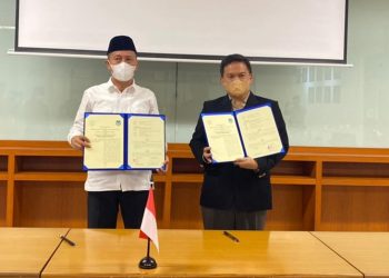 TOTABUAN.CO BOLSEL – Upaya kerjasama di bidang pemberian beasiswa prestasi pendidikan di bidang kedokteran, terus dilakukan Pemkab Bolaang Mongondow Selatan (Bolsel). Hal ini sebagai bentuk penjabaran visi misi Bupati Iskandar Kamaru dan Wakil Bupati Deddy Abdul Hamid dalam rangka peningkatan sumber daya manusia yang ada di Kabupaten Bolsel. Kerjasama itu dilakukan dengan Universitas Kristen Maranatha Bandung. Bupati Bolsel Iskandar Kamaru atas nama pemerintah daerah menandatangani naskah kesepakatan dengan Dr. Krismanto Kusbiantoro ST,MT selaku Wakil Rektor Bidang Kemahasiswaan Inovasi dan Kemitraan Universitas Kristen Maranatha Bandung dilaksanakan di Kampus Universitas Maranatha Bandung Provinsi Jawa Barat Rabu 14 September 2022. “Penandatangan kerjasama ini merupakan salah satu program prioritas yang tertuang dalam visi misi di bidang pendidikan dan kesehatan,” ujar Bupati Bolsel Iskandar Kamaaru. Iskandar mengungkapkan rasa terima kasihnya atas sambutan jajaran Universitas Maranatha Bandung. Ia berharap kerjasama dan kemitraan akan terus terjalin. (*)