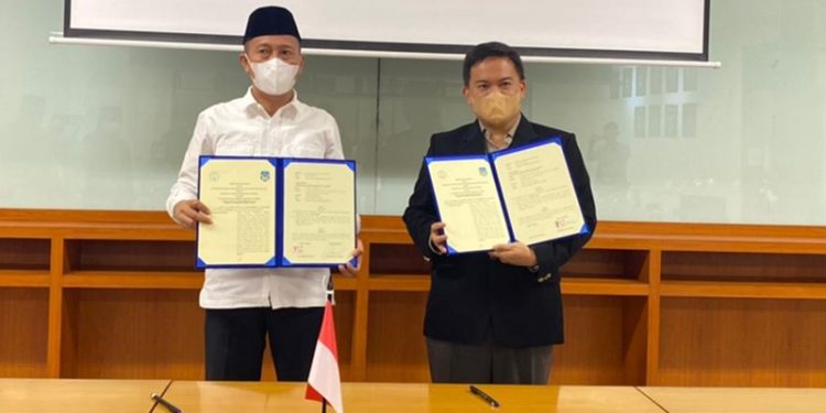 TOTABUAN.CO BOLSEL – Upaya kerjasama di bidang pemberian beasiswa prestasi pendidikan di bidang kedokteran, terus dilakukan Pemkab Bolaang Mongondow Selatan (Bolsel). Hal ini sebagai bentuk penjabaran visi misi Bupati Iskandar Kamaru dan Wakil Bupati Deddy Abdul Hamid dalam rangka peningkatan sumber daya manusia yang ada di Kabupaten Bolsel. Kerjasama itu dilakukan dengan Universitas Kristen Maranatha Bandung. Bupati Bolsel Iskandar Kamaru atas nama pemerintah daerah menandatangani naskah kesepakatan dengan Dr. Krismanto Kusbiantoro ST,MT selaku Wakil Rektor Bidang Kemahasiswaan Inovasi dan Kemitraan Universitas Kristen Maranatha Bandung dilaksanakan di Kampus Universitas Maranatha Bandung Provinsi Jawa Barat Rabu 14 September 2022. “Penandatangan kerjasama ini merupakan salah satu program prioritas yang tertuang dalam visi misi di bidang pendidikan dan kesehatan,” ujar Bupati Bolsel Iskandar Kamaaru. Iskandar mengungkapkan rasa terima kasihnya atas sambutan jajaran Universitas Maranatha Bandung. Ia berharap kerjasama dan kemitraan akan terus terjalin. (*)