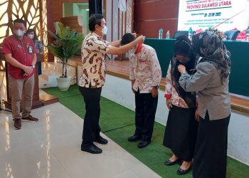 TOTABUAN.CO BOLSEL – Sedikitnya 115 guru sekolah dasar (SD) di Kabupaten Bolaang Mongondow Selatan (Bolsel) mengikuti pendampingan akselerasi platform merdeka mengajar untuk implementasi kurikulum merdeka jenjang sekolah dasar (SD). Kegiatan yang berlangsung tiga hari itu, dilaksanakan di Kantor Balai Penjaminan Mutu Pendidikan (BPMP) Provinsi  Sulawesi Utara di Manado. Kepala Dinas Pendidikan Bolsel Rante Hatani saat menutup kegiatan tersebut berharap, kegiatan tersebut harus berimbas positif kepada guru untuk meningkatkan kualitas pembelajaran di sekolah. "Selamat kepada para guru yang telah selesai mengikuti kegiatan. Alhamdulillah progres sampai dengan hari ini sudah mencapai topik 5, yang sebelumnya hanya mencapai pada tahap login dan menonton video pembelajaran. Semoga melalui akselerasi ini akan meningkatkan kualitas pembelajaran guru," ucap Rante mewakili Bupati Iskandar Kamaru Kamis 22 September 2022. Ia juga menyampaikan terima kasih kepada BPMP Sulut yang telah memfasilitasi kegiatan tersebut. Kepala BPMP Sulut Febry H.J Dien ST.M.Inf .Tech (Man) mengucapkan selamat kepada para peserta dan berharap selesai mengikuti kegiatan ini bisa meningkatan mutu dalam pembelajaran. Peserta yang mengikuti kegiatan tersebut terdiri dari 22 kepala sekolah dan 93 orang guru. Pada penutupan itu dihadiri Ketua Pokja BPMP Stevy Mononimbar SPd, MPd, para Konsultan Kemendikbud Ristek, jajaran pejabat Eselon III dan IV Dinas Pendidikan Bolsel. (*)