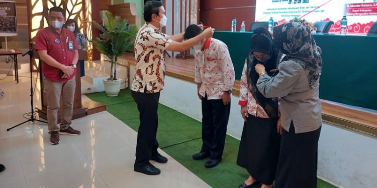 TOTABUAN.CO BOLSEL – Sedikitnya 115 guru sekolah dasar (SD) di Kabupaten Bolaang Mongondow Selatan (Bolsel) mengikuti pendampingan akselerasi platform merdeka mengajar untuk implementasi kurikulum merdeka jenjang sekolah dasar (SD). Kegiatan yang berlangsung tiga hari itu, dilaksanakan di Kantor Balai Penjaminan Mutu Pendidikan (BPMP) Provinsi Sulawesi Utara di Manado. Kepala Dinas Pendidikan Bolsel Rante Hatani saat menutup kegiatan tersebut berharap, kegiatan tersebut harus berimbas positif kepada guru untuk meningkatkan kualitas pembelajaran di sekolah. "Selamat kepada para guru yang telah selesai mengikuti kegiatan. Alhamdulillah progres sampai dengan hari ini sudah mencapai topik 5, yang sebelumnya hanya mencapai pada tahap login dan menonton video pembelajaran. Semoga melalui akselerasi ini akan meningkatkan kualitas pembelajaran guru," ucap Rante mewakili Bupati Iskandar Kamaru Kamis 22 September 2022. Ia juga menyampaikan terima kasih kepada BPMP Sulut yang telah memfasilitasi kegiatan tersebut. Kepala BPMP Sulut Febry H.J Dien ST.M.Inf .Tech (Man) mengucapkan selamat kepada para peserta dan berharap selesai mengikuti kegiatan ini bisa meningkatan mutu dalam pembelajaran. Peserta yang mengikuti kegiatan tersebut terdiri dari 22 kepala sekolah dan 93 orang guru. Pada penutupan itu dihadiri Ketua Pokja BPMP Stevy Mononimbar SPd, MPd, para Konsultan Kemendikbud Ristek, jajaran pejabat Eselon III dan IV Dinas Pendidikan Bolsel. (*)