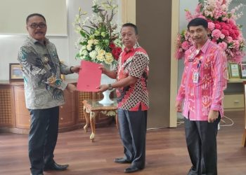 Penjabat Bupati Bolaang Mongondow (Bolmong) Limi Mokodompit menunjuk Kepala Bagian Kesra Rukman Korompot sebagai Plt Kepala Dinas Sosial. Penunjukan itu untuk mengisi kekosongan pejabat yang sebelumnya dipegang Sekretaris Dinas  Raola Sugeha yang pensiun. Penunjukan itu sekaligus dengan penyerahan SK di ruangan kerja bupati didampingi Kepala Badan Kepegawaian Pendidikan dan Pelatihan (BKPP) Umarudin Amba Kamis 1 September 2022. “Penunjukkan ini untuk mengisi kekosongan jabatan agar proses penyelenggaraan pemerintahan tetap berjalan,” ujar Pj Bupati Bolmong Limi Mokodompit. Ia berharap Rukman untuk melanjutkan program yang sudah dirintis oleh pejabat yang lama.(*)